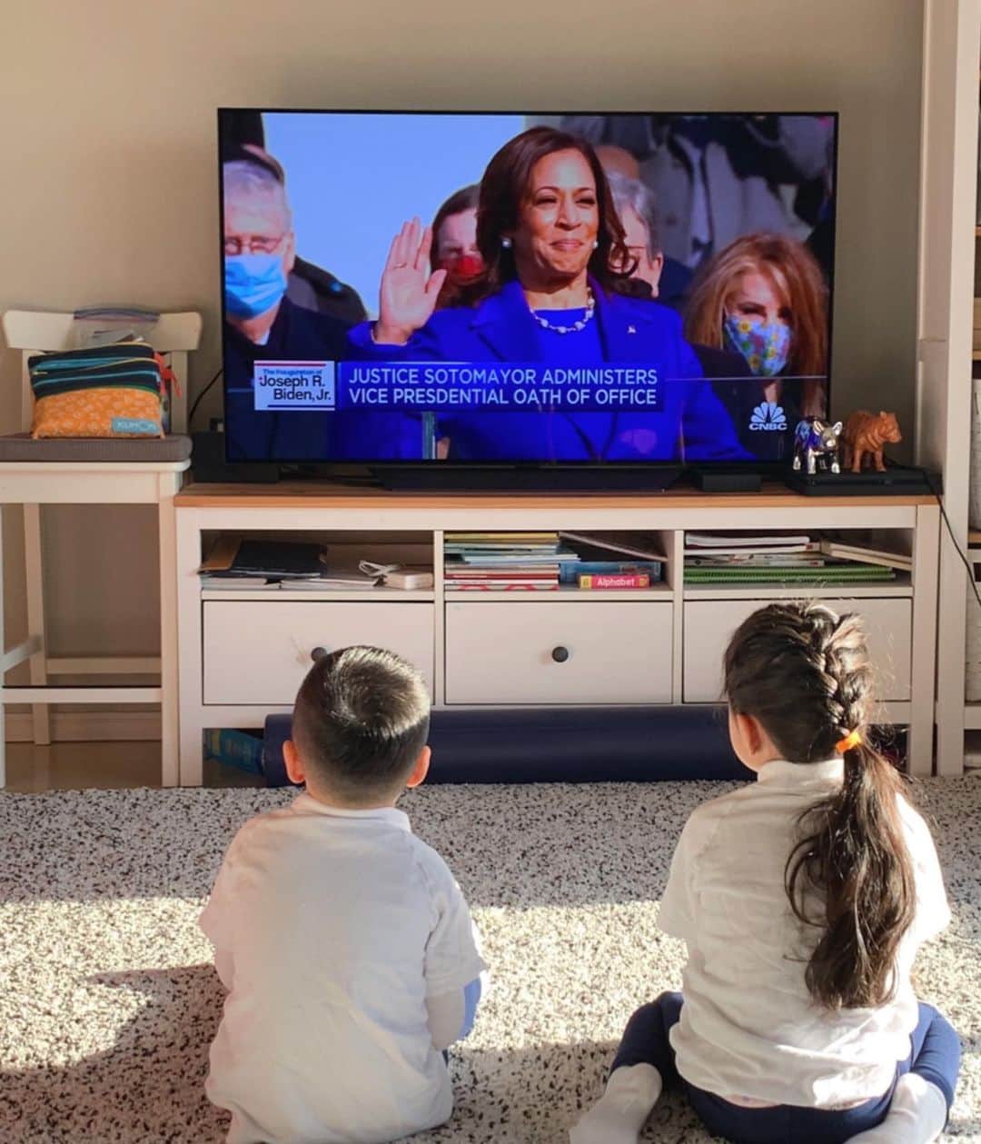 エリナ シルカのインスタグラム：「Watching history being made 🇺🇸 アメリカ初の女性、黒人、アジア系副大統領。歴史的な瞬間を子供と一緒にみて感動してる☺️👏」