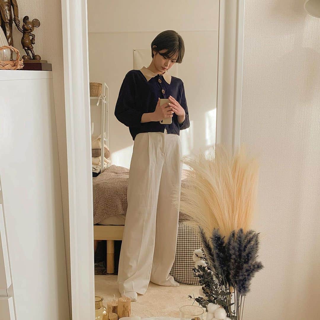 前田亜美のインスタグラム：「. . 久しぶりにマスクなしで、リップ塗ったり可愛い格好して楽しみたくて、、. . . .  何も予定ないのにメイクもヘアも服も着替えて家で写真撮ってる‪ 𓈒𓏸笑. . . このカーディガン可愛くない？？春来ないかな〜🐝⋆︎*ﾟ∗. . . すでに花粉に悩まされてるけどね…( ･ᯅ･ )  #ami私服  #roomtour  #韓国インテリア  #骨格ナチュラル #骨格ナチュラルコーデ」