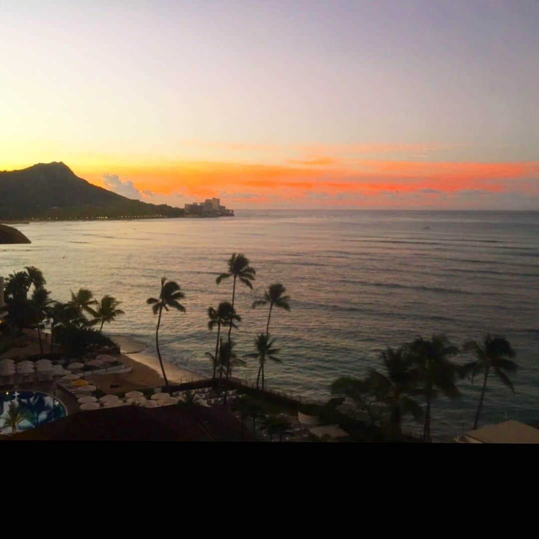 マキ・コニクソンさんのインスタグラム写真 - (マキ・コニクソンInstagram)「今日の黄昏時は何だか 心に染みるなぁ。🥺  私の最近の口癖が “頑張り過ぎず頑張るぞぉ〜い”  また明日ね〜っ！👋🏼 素敵な夜を！🌙  #エアハワイ🌺  #ハワイのおすそ分け🤙🏼  #染みる時間帯🥺」1月21日 15時18分 - makikonikson