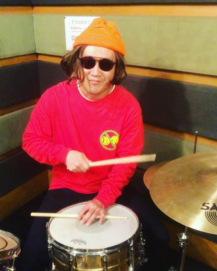 おたこぷーのインスタグラム：「ドラム漫談　青の郵便物 昔上げてたのを少しかえてスタジオで撮りました。 よかったらどーぞ！ #ポスト #自宅 #緊急事態宣言 1階目の#青」