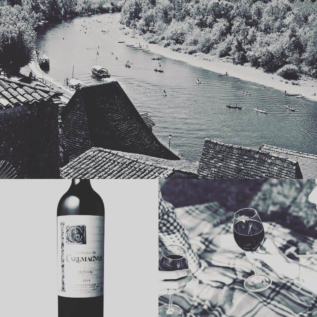 のインスタグラム：「神の雫WineSalonからおすすめ赤ワインのご紹介です🍷  シャトー・カルル・マグニュス　[2012]　 ¥3,490税別 https://kaminoshizuku.jp/item/detail/1_101_W-BD15043510/  フランス  ボルドー　フロンサックから葡萄品種メルローの赤ワイン✨  「果実味に勝る、強いタンニン。余分な青い臭さが無い。熟成させても、枯れないワイン。早めの抜栓することで、更なる魅力を引き出すことができる。(亜樹直)」  オーナーのアルノー・ルー・オリエ氏は祖父の代より続くこのシャトーを1998年に引継ぎました。ドルドーニュ河を見下ろす高台にあるシャトーはサンテミリオンの台地とほぼ同じ標高。南向きの急斜面にある畑は粘土石灰質の土壌で、理想的な日照と水捌が望め、メルロー種の生育には最適なテロワールです。「カルルマグニュス」とは、フロンサックの地とゆかりの深いシャルルマーニュ大帝の名をラテン語表記したもので、シャルルマーニュ大帝への敬意と『本気でフロンサックのペトリュスを目指す』というアルノー・ルー・オリエ氏の決意を表したものです。  ------------------------------------ 神の雫Wine Salon 公式HP https://kaminoshizuku.jp/」