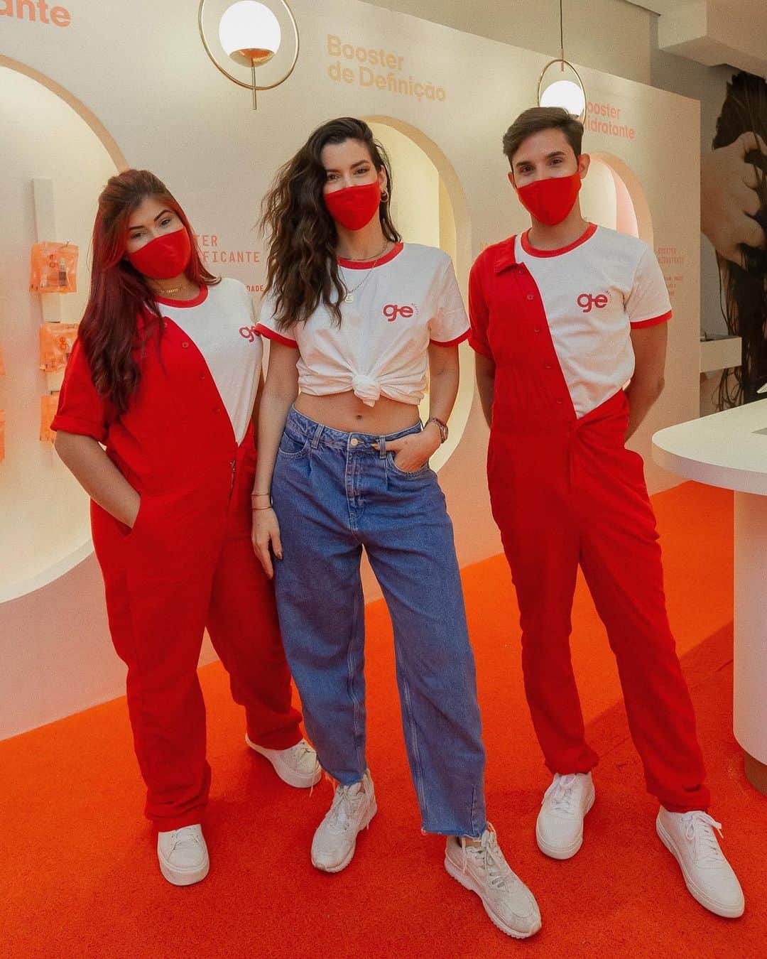 のインスタグラム：「Sabiam que @gebeauty tem uma concept store linda no 📍 @shoppingrecife e que nossos uniformes com design sem gênero foram especialmente desenvolvidos pela Mind7 de @cea_brasil ? Nosso time está esperando vocês para apresentar nossa linha com todo carinho! 😎 Sds timeeee! *parceria / ph: @laravalencan」