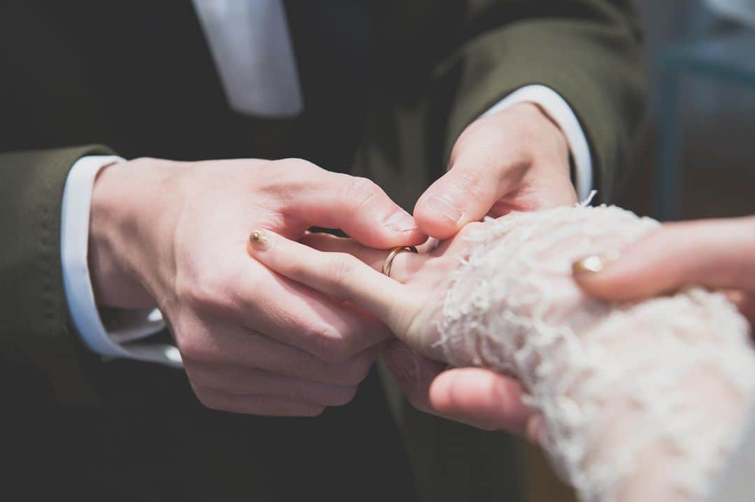 メゾン・プルミエール アット ロビンズのインスタグラム：「古代エジプト時代、指輪は パワーアイテムとして身につけられていました。  男女が結婚の証として指輪交換を始めたのは、 古代ローマ時代になってからです。  それがやがて、結婚式の儀式として定着しました。  当時のローマ教皇が、結婚相手との約束を守る誓いのしるしとして、鉄の指輪を使いはじめたのがルーツだという説もあります。  日本にこうした風習が伝わったのは明治時代の頃ですが、 当初はあまり定着しませんでした。  日本でも広まったのは、 第二次世界大戦以降に生活様式が西洋化してからです。  現在では、チャペルで結婚式を挙げて結婚指輪を交換することは、すっかりお馴染みの光景となりましたね。  dress @cortanabrides (shop @maisondeblanche ) photo BLANCHE PHOTO @yosukenphoto @kossephoto  venue @maison.premiere  #maisonpremiere #wedding #restaurant #restaurantwedding #tokyo #ebisu #メゾンプルミエール  #photo #photoshoot #weddingdress #garden #gardenwedding #2021婚　#フォトウェディング　 #ウエディングドレス　#結婚指輪」