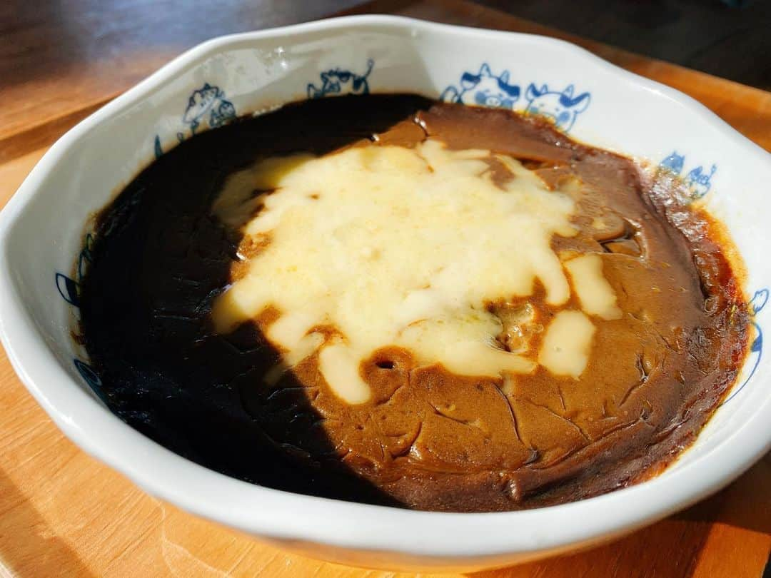 春風亭小朝のインスタグラム：「・  朝食は佐賀の有田焼きカレー  時々すごく食べたくなります  #朝ごはん #カレー #有田焼カレー  #春風亭小朝」