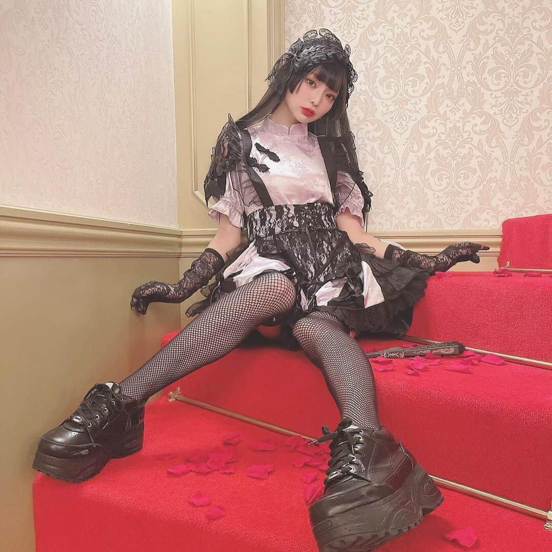 米倉みゆさんのインスタグラム写真 - (米倉みゆInstagram)「お人形さん？🐼🖤🤍 . . . . . . #goth #gothic #gothiclolita #fashion #lolitafashion #Lolita #lolitagirl #fashiongram #Japanese #黒髪 #黒髪ロング #姫カット #ロリータ #ロリータファッション #ゴスロリ #チャイナドレス #チャイナ #japanesegirl #自撮り女子 #自撮り #コスプレ #コスプレイヤー #可愛い女の子 #美女 #美人 #ドール #like #love #cosplay #cosplayer」1月21日 10時23分 - yone__miyu630