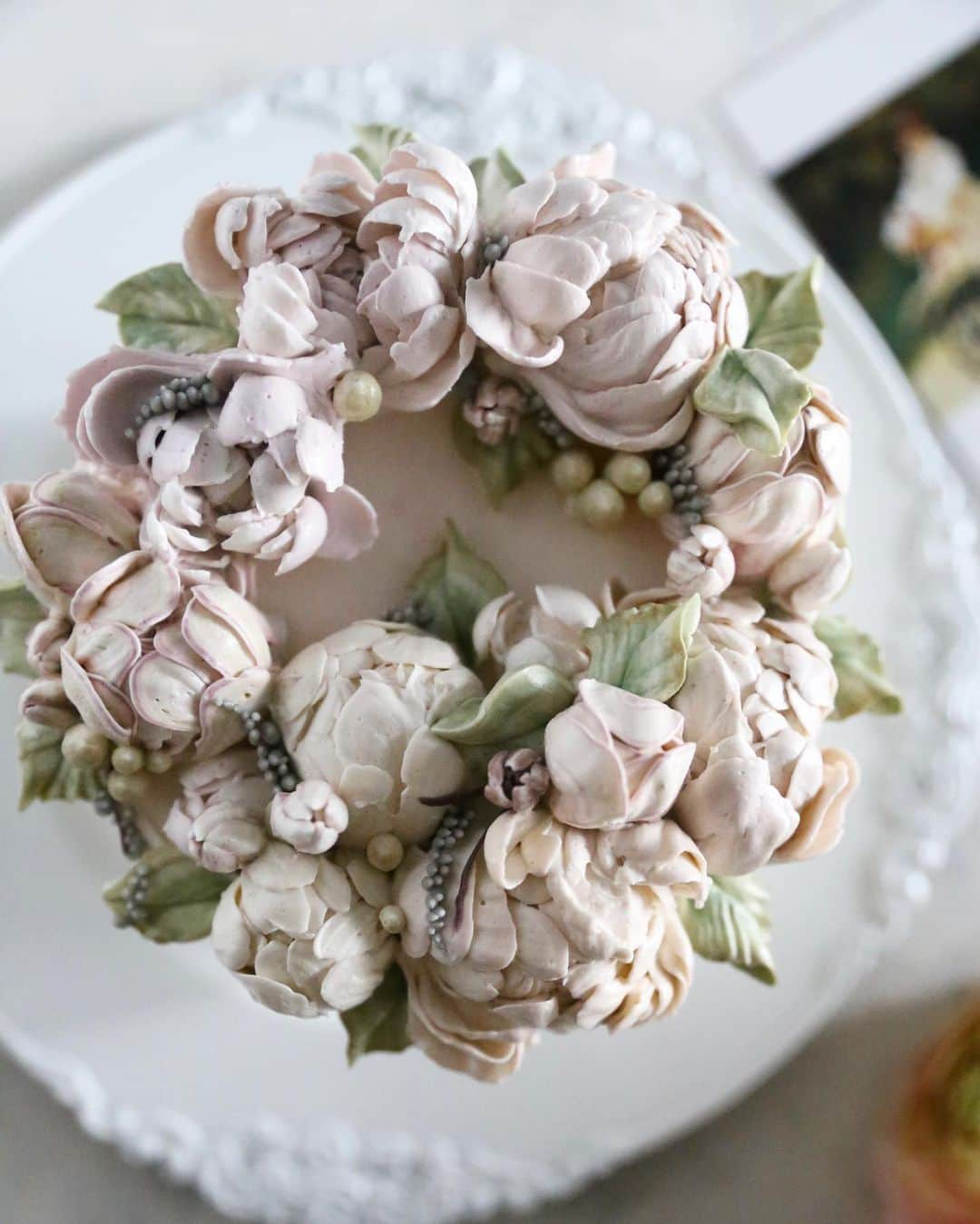 청담 수케이크 (atelier soo)さんのインスタグラム写真 - (청담 수케이크 (atelier soo)Instagram)「ㅡ Pastel tone.  poeny 🤍 Buttercream flowers. 색에따라변신하는작약이궁금하서매번다른색들을입혀보는중 작약앞에선늘진지해지초심을지켜주는꽃 ㅡ #flower #cake #flowercake #partycake #birthday #bouquet #buttercream #baking #wilton #weddingcake #wedding #peony ㅡ www.soocake.com vkscl_energy@naver.com」1月21日 10時32分 - soocake_ully