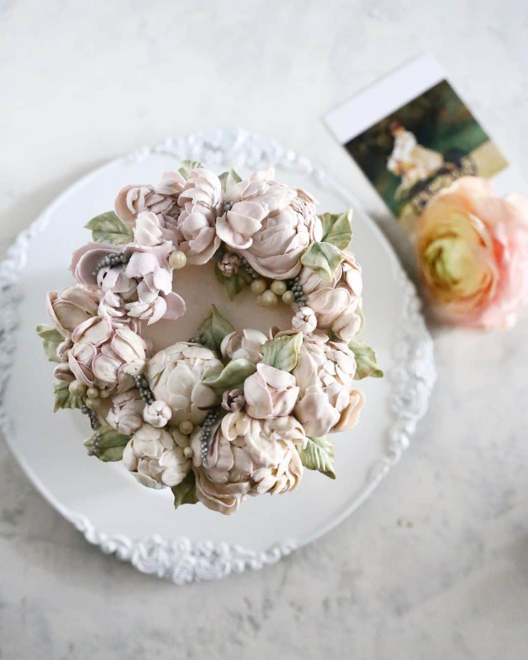 청담 수케이크 (atelier soo)さんのインスタグラム写真 - (청담 수케이크 (atelier soo)Instagram)「ㅡ Pastel tone.  poeny 🤍 Buttercream flowers. 색에따라변신하는작약이궁금하서매번다른색들을입혀보는중 작약앞에선늘진지해지초심을지켜주는꽃 ㅡ #flower #cake #flowercake #partycake #birthday #bouquet #buttercream #baking #wilton #weddingcake #wedding #peony ㅡ www.soocake.com vkscl_energy@naver.com」1月21日 10時32分 - soocake_ully