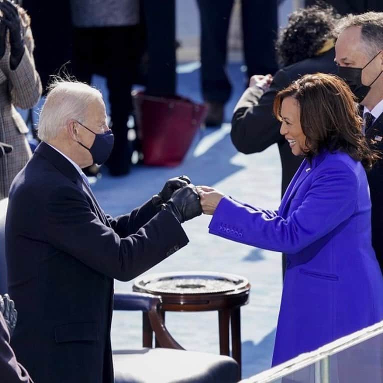 Ilana Wilesさんのインスタグラム写真 - (Ilana WilesInstagram)「I admit, I was pretty nervous about having a live inauguration at the Capitol. It seemed way too risky to have all of our greatest leaders in one place. Why is it even necessary? Just make Biden and Harris the President and VP over zoom and call it a day! But it turns out, a big beautiful HAPPY event at the Capitol was exactly what we needed. Not just to inaugurate the new administration, but to show the world and prove to ourselves that we are STILL a great, strong nation. A little broken, but rising again, with the knowledge of how fiercely we must protect our democracy. The inauguration officially closed the door on our four year nightmare and now the real work can start. Not even one day in office and we are rejoining the Paris Agreement, resuming engagement with the World Health Organization, creating a COVID-19 Response coordinator position and imposing a federal grounds mask mandate. Other executive orders include ending the Muslim ban, preserving the DACA program, terminating the border wall construction, prohibiting workplace discrimination based on sexual orientation and gender identity, working to embed equity across all federal policymaking, and including non-citizens in the census to make sure there is an accurate population count for each state. ALSO! All appointees will have to sign an ethics pledge. IMAGINE THAT. I know this is all just words on paper right now, but how good does it feel to have the right words written down??? FYI, I got most of this info from Jen Psaki, the new press secretary, who said the new administration’s goal was sharing true and accurate information with the American people. Hallelujah!!! I feel proud of my country today. 🇺🇸」1月21日 10時32分 - mommyshorts