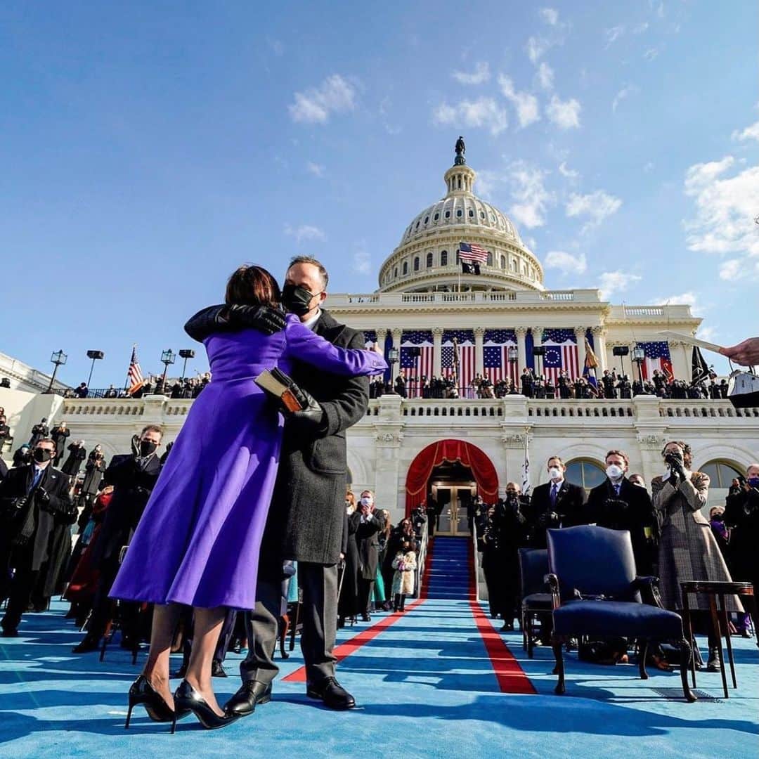 Ilana Wilesのインスタグラム：「I admit, I was pretty nervous about having a live inauguration at the Capitol. It seemed way too risky to have all of our greatest leaders in one place. Why is it even necessary? Just make Biden and Harris the President and VP over zoom and call it a day! But it turns out, a big beautiful HAPPY event at the Capitol was exactly what we needed. Not just to inaugurate the new administration, but to show the world and prove to ourselves that we are STILL a great, strong nation. A little broken, but rising again, with the knowledge of how fiercely we must protect our democracy. The inauguration officially closed the door on our four year nightmare and now the real work can start. Not even one day in office and we are rejoining the Paris Agreement, resuming engagement with the World Health Organization, creating a COVID-19 Response coordinator position and imposing a federal grounds mask mandate. Other executive orders include ending the Muslim ban, preserving the DACA program, terminating the border wall construction, prohibiting workplace discrimination based on sexual orientation and gender identity, working to embed equity across all federal policymaking, and including non-citizens in the census to make sure there is an accurate population count for each state. ALSO! All appointees will have to sign an ethics pledge. IMAGINE THAT. I know this is all just words on paper right now, but how good does it feel to have the right words written down??? FYI, I got most of this info from Jen Psaki, the new press secretary, who said the new administration’s goal was sharing true and accurate information with the American people. Hallelujah!!! I feel proud of my country today. 🇺🇸」
