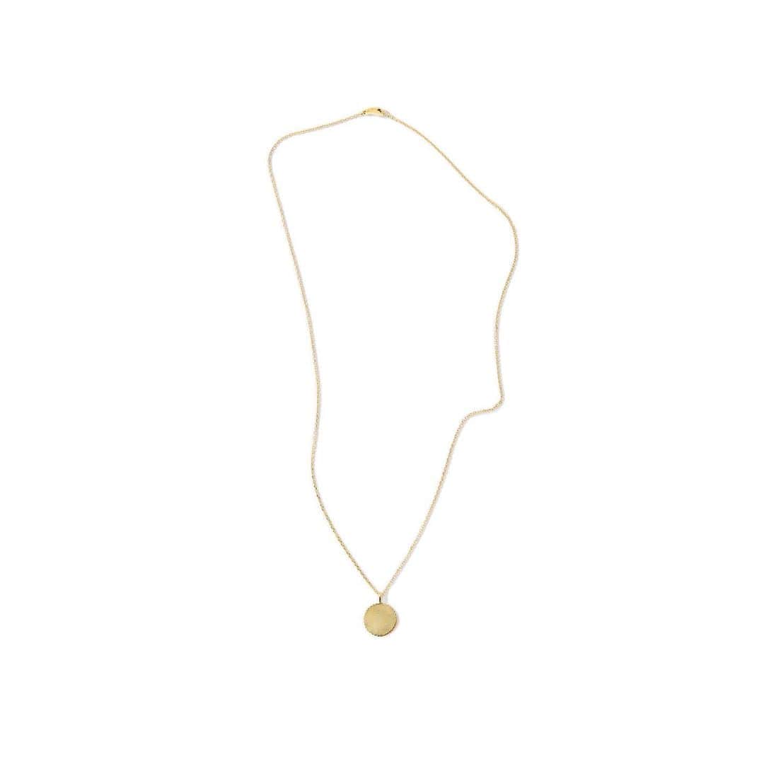 のインスタグラム：「・ New♦️Arrival・ ・ ♦︎ GIGIジジ／フレンチメダリオンネックレス（Gold) ・ さり気ない存在感のあるフレンチメダリオンネックレス。 古くローマ時代から愛されてきたジュエリーモチーフ”メダリオン”を、現代の女性がモダンにつけられるよう、洗練されたミニコインサイズに。 主張し過ぎないチェーンとトップの組み合わせで、スタイリングに上品な華やかさを添えてくれる逸品。 ・ #kkcloset #kkshop #菊池京子 #kyokokikuch #coordinate #code #ootd #outfit #kotd #カジュアル #follow #style #fashion #ファッション #秋冬 #happy #feminine #ネックレス #necklace #pendant #gold #jewelry」