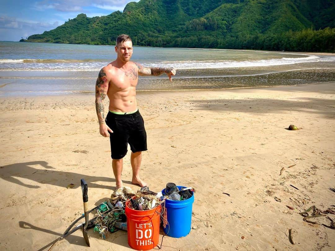 ザッキー・ヴェンジェンスのインスタグラム：「My parents always told me to say out of the garbage, to which I said.... no I refuse ♻️🤣 All jokes aside I am glad America rejoined the Paris climate accord and rescinded the keystone pipeline permit! #savetheplanet #doyourpart #recycle #oahu」