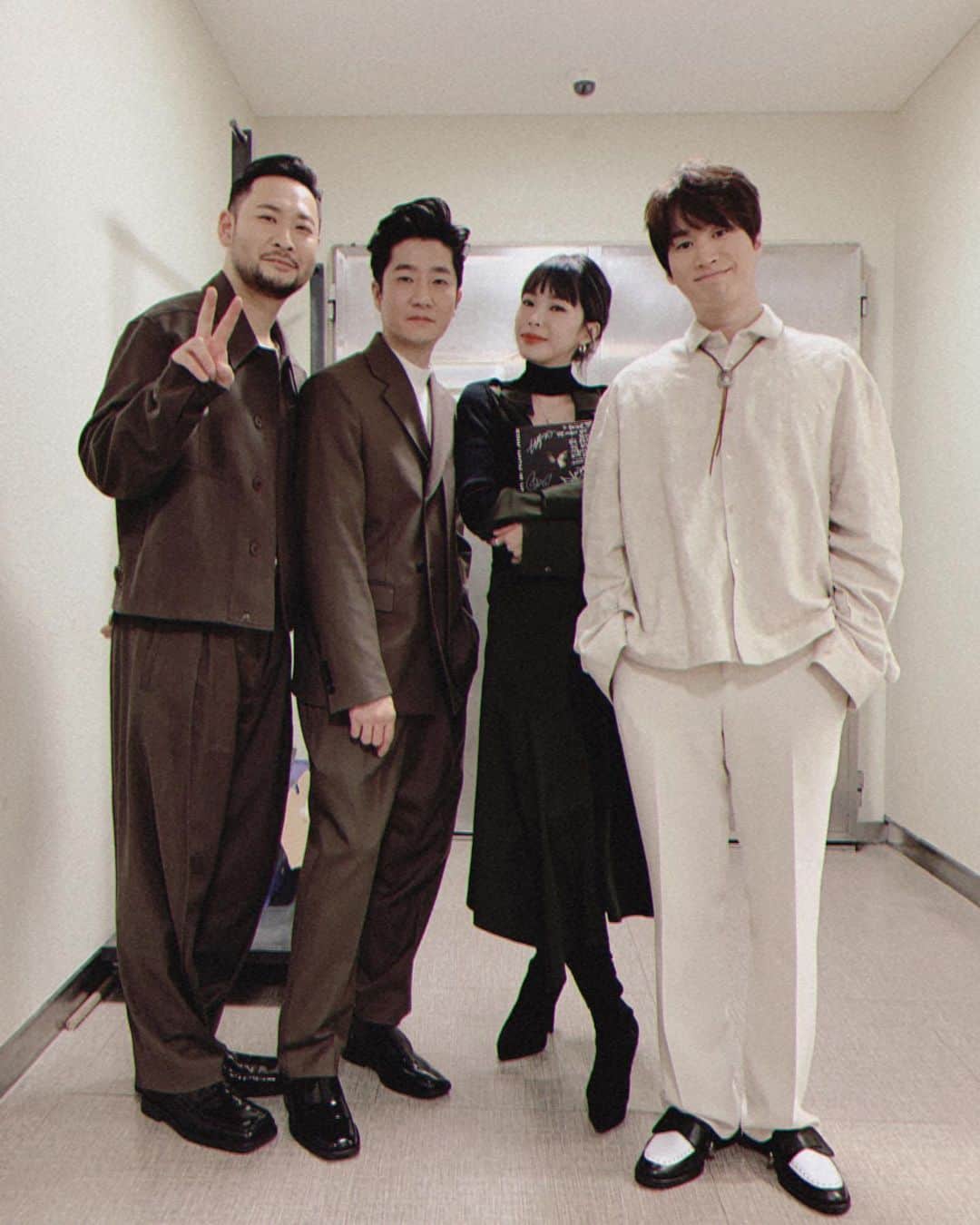 のインスタグラム：「EPIK HIGH x HEIZE 유희열의 스케치북 (Yoo Hee-Yeol’s Sketchbook) 1/22(금) 11:20pm 방송 KBS2  🎧 에픽하이 10집 바로듣기 (Listen to “Epik High Is Here 上”), out now: https://www.epikhigh.com/#stream  📺 Epik High - 내 얘기 같아 (Based On A True Story) ft. HEIZE Official MV: https://youtu.be/ZcnnUoyv-hs  📺 Epik High - Rosario ft. CL, ZICO Official MV: https://youtu.be/FCsLikmxhV0」