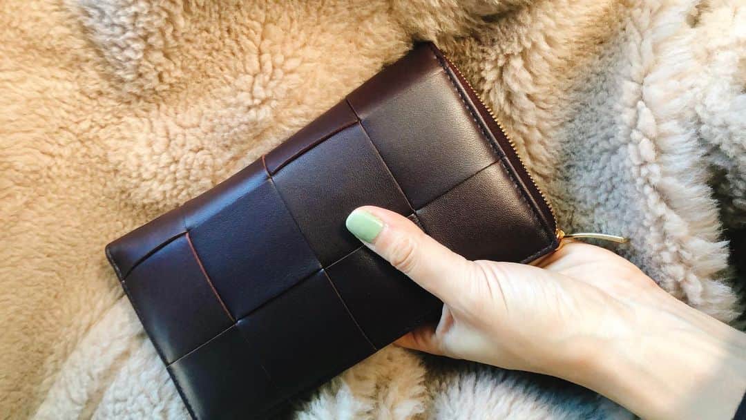 東原亜希さんのインスタグラム写真 - (東原亜希Instagram)「お財布をやっと新しく♡嬉しい〜!!!!!良い日にちとかそういうのは全く気にしないので😂出会った日が吉日ということで。ミニ財布は1日ももたず、使いやすさ重視なので大きめなお財布をずっと探してて、やっとやっと時代とは逆行した納得の大容量に出会えた♡😂 ファスナーが閉まらない程には入れない、と自分との誓い。」1月21日 10時59分 - akihigashihara