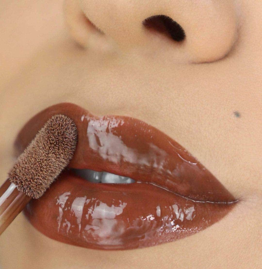 Revlonさんのインスタグラム写真 - (RevlonInstagram)「Our #SuperLustrous #TheGloss in Choco Crush (310) looking lussshhhh  📷: @makeupbyflavia_」1月21日 11時00分 - revlon