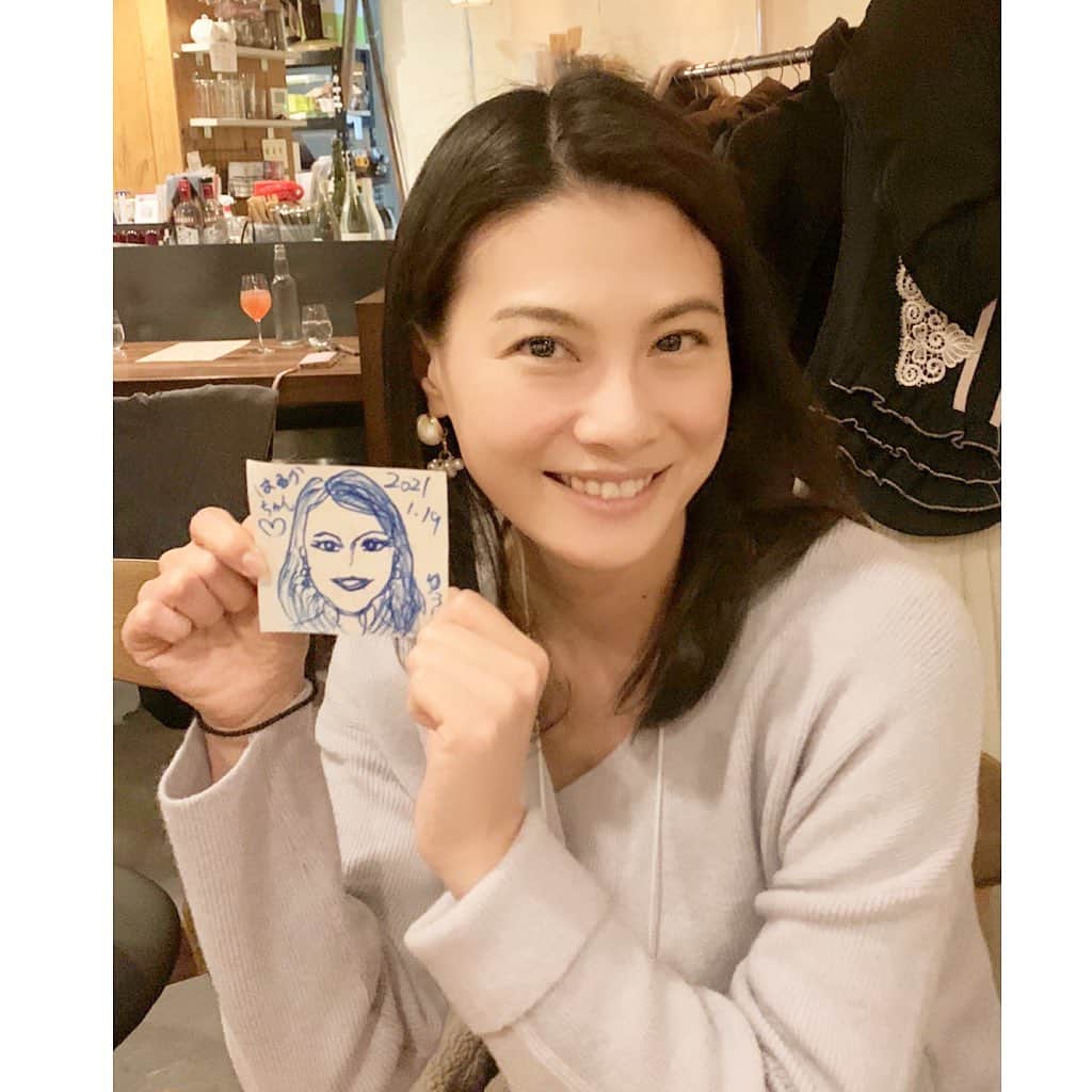 七瀬遥のインスタグラム：「似てますか〜❓😉 似顔絵を描いて頂きました☺️☺️☺️💕 短時間であっという間に描けるなんて凄いなぁ✨🎨✨  #似顔絵#素敵#平和#愛#感謝#笑顔#fun#good#friend#happy#love#happiness#good#smile#tokyo#japan」