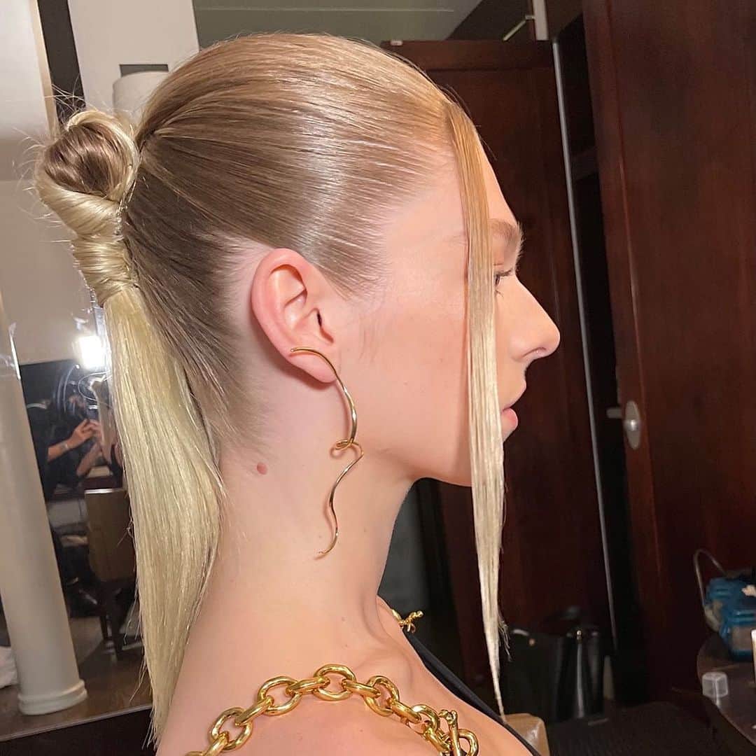 Lacy Redwayさんのインスタグラム写真 - (Lacy RedwayInstagram)「Back up on my 🙃  ✨✨ Hunter Schafer ✨✨  Hair details  Full glam is still loading   #HairbyLacyRedway #hunterschafer」1月21日 11時11分 - lacyredway