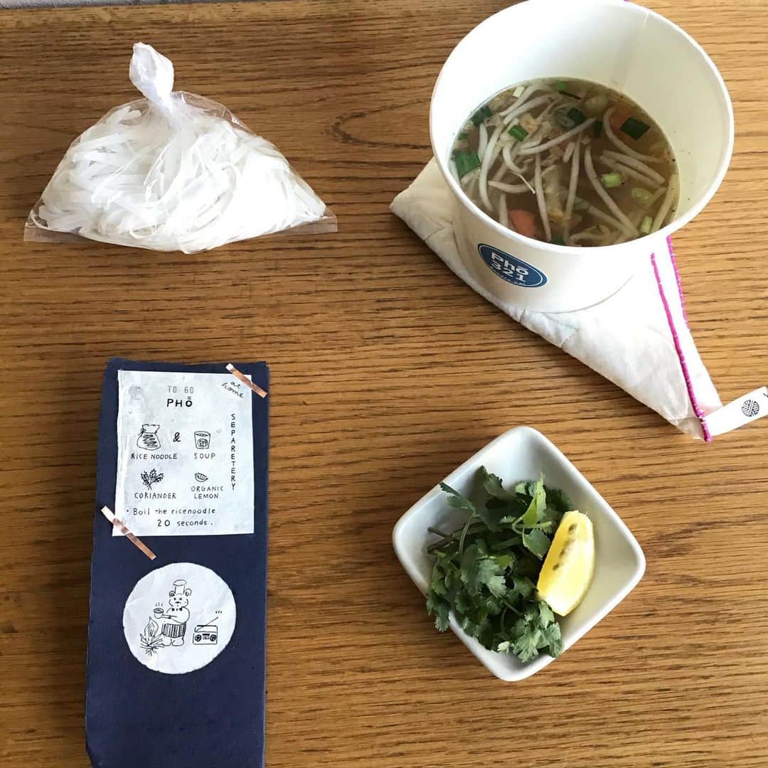 Pho 321 Noodle barのインスタグラム：「暦のうえで大寒を迎え、お味噌や寒のお水を仕込む、春に向けて大切な節目です。  【to go phoのご紹介　米粉麺とスープが別々の場合】 ⚫︎米粉麺(180g Mサイズ相当) ⚫︎スープ　 ⚫︎パクチー　⚫︎有機檸檬  美桜鶏/季節野菜/魚介の3種類、1人前はこちらの4点がセット、1,000yen(tax in)です。  ⚫︎沸かしたお湯で米粉麺を20秒茹でてください ⚫︎スープを温めなおしていただくと、より美味しく召し上がっていただけます(電子レンジ対応容器です)  お客さまが好きな時、好きな場所でphoを召し上がっていただけることを嬉しく思います。 お料理をする時間がない方も　苦手な方も　麺の湯切りが出来れば熱熱のフォーを召し上がっていただけます👨‍🍳  海老とお野菜の生春巻きは　北海道三野農園さんの白にんじん&イエロービートルート、岐阜ファームレガーロさんの紅カブ入り(引き続き　イエロービートルート多めです) 碗の前菜にどうぞ。  淡路島平岡農園さんから収穫したてのアレン・ユーレカ檸檬&マイヤー檸檬も到着、 本日も11:30am opening 5:30pm last call 6pm closing、non stop、同時間でuber eats,chompyも稼働致します。  今日という日の皆さまのパワーの源になれますように。  ご注文お待ちしております。  today’s recommend:pho chicken,bun pork(warm),3rd noodle,com chicken/pork,summer roll for sharing,mini dong-pou-rou rice,extra organic veggie/boiled 🥚topping and tea time tailor(winter nap)🐻  today’s opening 📻’descendent of memory’ from ‘sunshine radio’(2021)/tommy guerrero  #pho321 #pho #togo #ubereats #chompy  #deliveryfood #デリバリー #20seconds #sunshineradio」