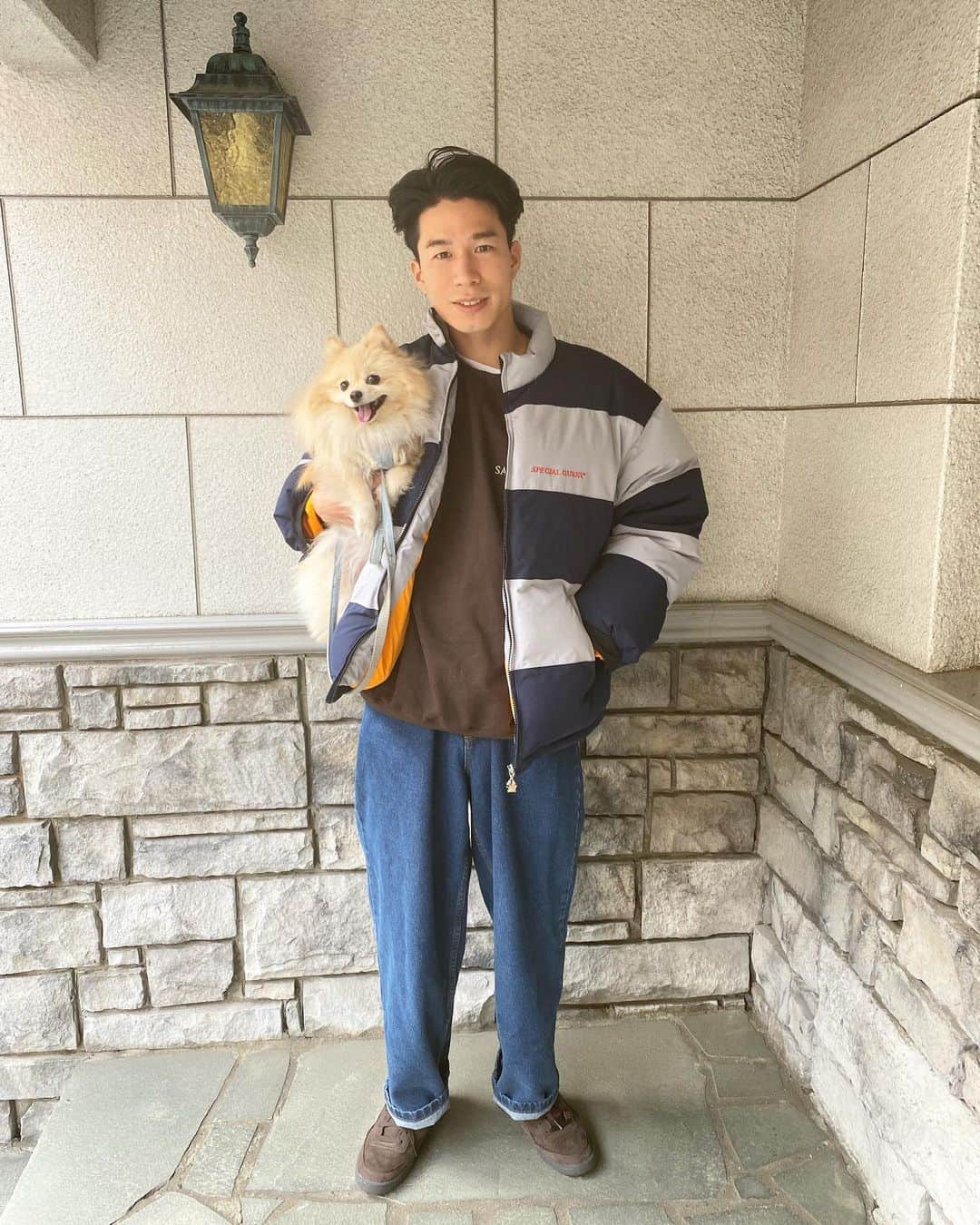 幸野志有人のインスタグラム：「この時期の散歩は寒い🥶 🍫カラーのスウェットは来月発売予定です。 #outfit #散歩 #ポメラニアン #pomeranian #specialguest #clubsarcasm #polarskateco #adsum #reebok」