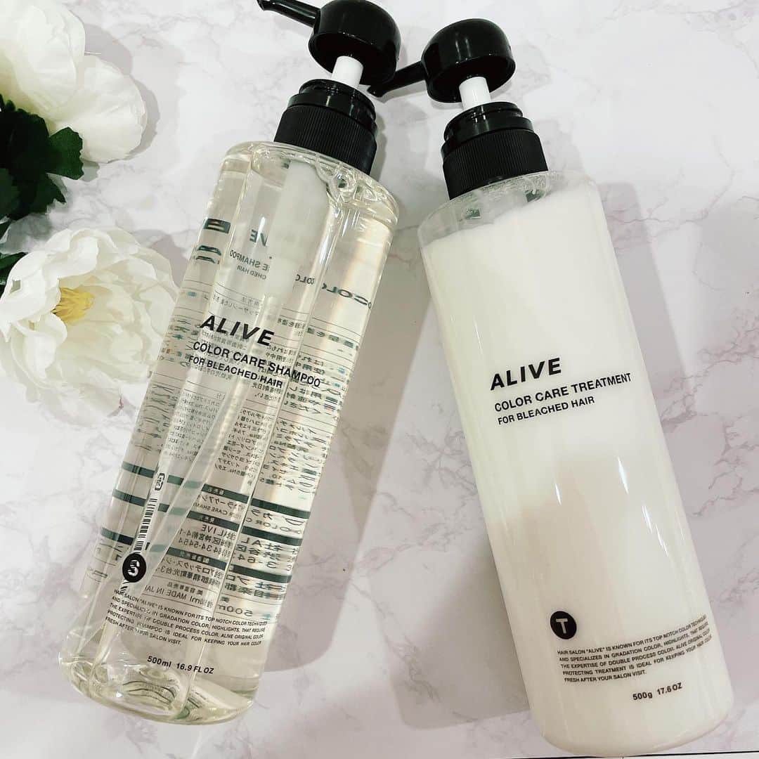 のインスタグラム：「🧖🏼‍♀️✨ ・ ・  自宅でもできるヘアケア💇🏼‍♀️✨ ヘアサロンALIVE @alivehair 様より ALIVEデイリーシャントリお試しさせて いただきました🧖🏼‍♀️✨ ・ 《シャンプー》 ・どんな髪質にも対応可能 ・泡立ち抜群で二度洗い不要 ・シャンプー後のキシみ、絡まりなし ・デザインカラーに特化したサロンだからこそ 　色持ちを考慮し、優しい洗浄力で髪に負担をかけず 　カラーをしっかりキープしてくれます。 　トリートメント前でもしっかり違いを実感できる 　シャンプーってなかなかない❗️ ・ 《トリートメント》 ・コンディショナーではなく毎日使えるトリートメント ・髪を保護しキューティクルを整えます ・伸びがよく少量でも髪に馴染みます ・しっとりした質感なのに重くならない ・香りはどちらもローズマリーとラベンダーの 　ミックスで良い香り🥰💕 ・ ・ 各種500mlポンプ式(税込1540円) シャントリ合わせても3080円とサロン商品の中では かなりお手頃な価格なのが嬉しい❣️ 店頭はもちろん、Amazon、楽天でも購入も可能やから 気になる人はチェックしてみてね😉 他にも、カラーシャンプー/トリートメント （パープル・シルバー・ピンクも販売してるので、 特殊カラーの私はこっちも気になる🥰💕 ・ ・ #ヘアサロンalive #シャンプーボトル #シャントリ #シャンプー #シャンプーマニア #トリートメント #トリートメントモデル #サロモ #髪が綺麗になる美容室 #ダメージヘア #特殊カラー #特殊カラーモデル募集  #pr #モニターモデル #モニター」