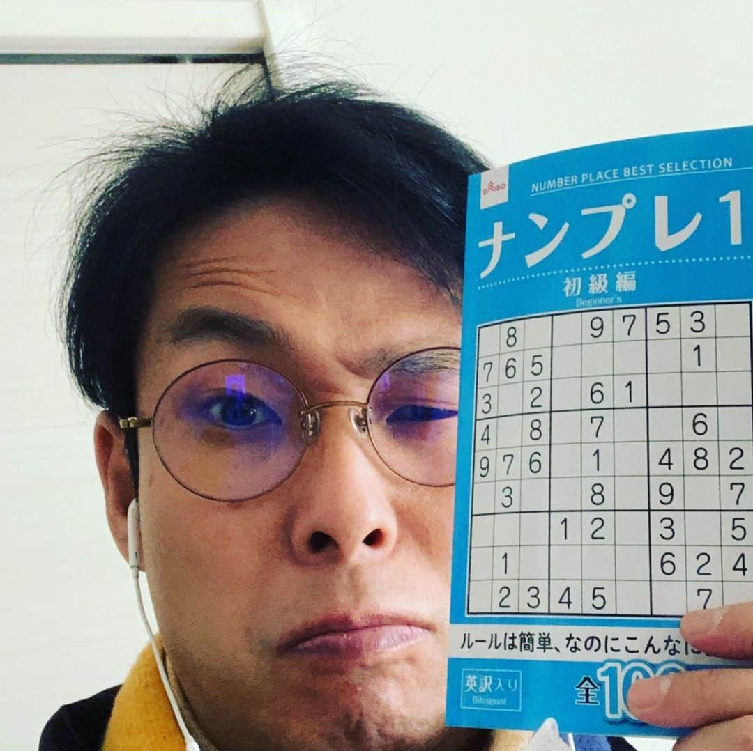 タケモトコウジさんのインスタグラム写真 - (タケモトコウジInstagram)「ふと100均で買ったナンプレ。 初級編。 1問目から詰まった…。 向いてないのか俺には…  #ナンプレ #パズル」1月21日 11時21分 - takemotokoji