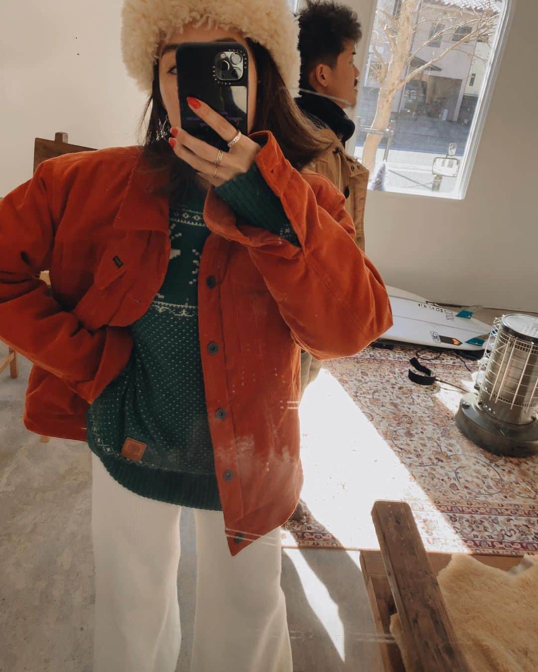 堀舞紀のインスタグラム：「🪲 . . . 背後に… . . . 居る。。 🥸 . . . @brixton のコーデュロイジャケット メンズのMだけど 中モコモコしてて アウターポ過ぎなくて お気に入り。 . . コーデュロイだから 秋から春まできられるし 何気に1番活用してる気がするーッ . . . #車用のアウター #チャリの時はこれじゃ死ぬ」