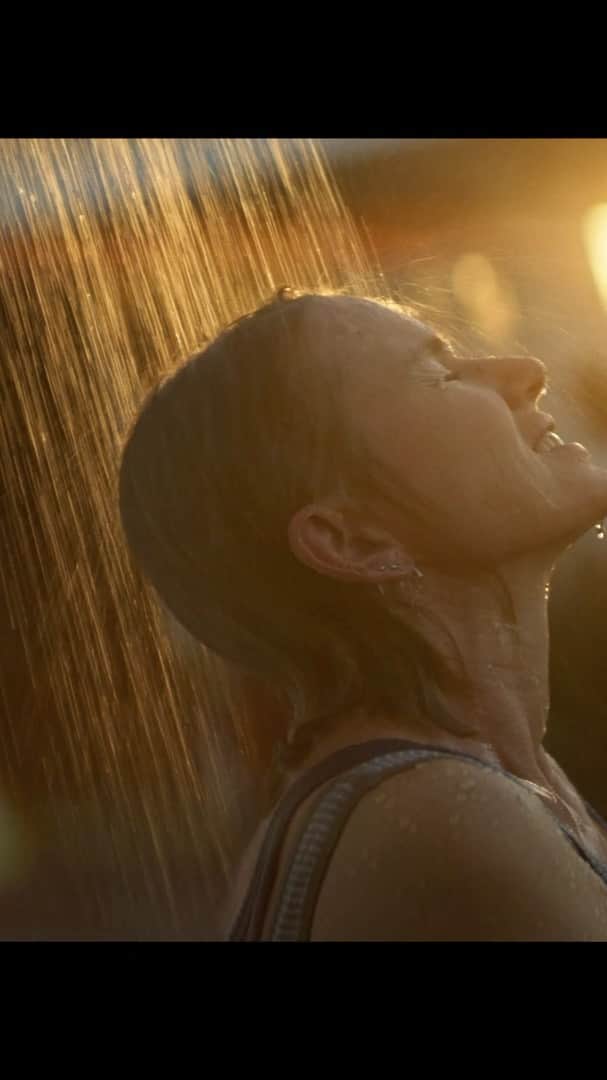 フィービー・トンキンのインスタグラム：「Australians! Go see this movie! It is hands down one of the most beautiful, inspiring, raw films I’ve seen, ever. Made by two of my favorite people in the world, director @glendyn_ivin and cinematography by @samchippy, not to mention one of the most heartbreakingly honest and stunning  performances by the forever GOAT @naomiwatts and of course the incomparable #jackieweaver and @leeannawalsman  I was lucky enough to see a screening last year, and I’ve been so excited for it to be released not only so I can watch it again but so I have other people to share my love for this film with.  Go see it! Opens today, only IN CINEMAS!!! ♥️ @realpenguinbloom @madeupstories x」