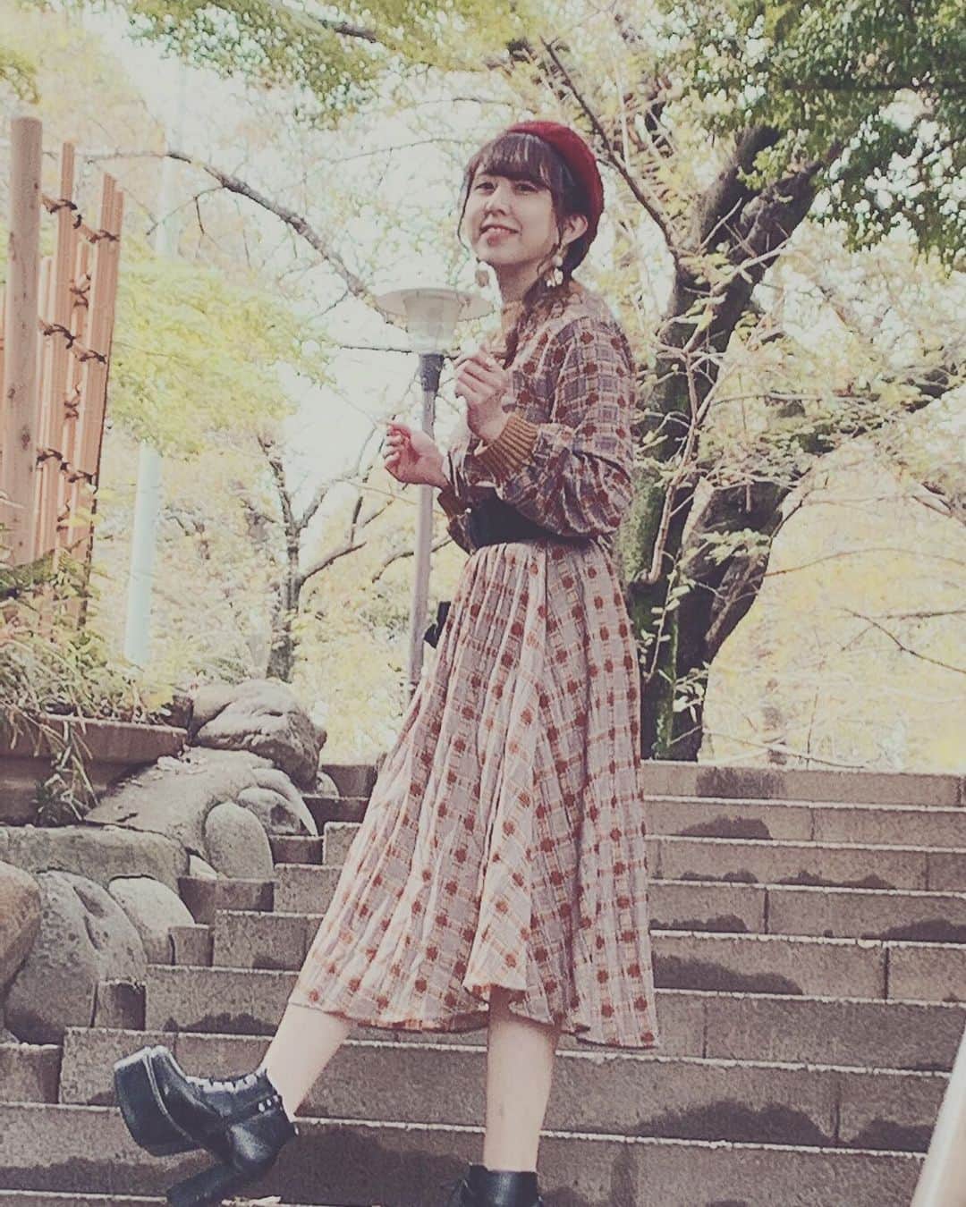 井上麗夢のインスタグラム：「✨﻿ ﻿ レトロな洋服が好き。﻿ おばあちゃんからもらった﻿ 上着も大好きで着てる。﻿ ﻿ ベレー帽も大好き。﻿ ベレー帽は10個くらいあるよ🥰﻿ 自分で止めないともっと買っちゃう🤔﻿ ﻿ ﻿ でも、ちゃんと自分に合う形の﻿ ベレー帽があるんだよ🙆‍♀️﻿ ﻿ ﻿ ﻿ まわりの女の子たちみんなに﻿ いっこずつ一緒にチョイスしたい。﻿ そんでヘアアレンジもやってあげるよ😤🔥﻿ ﻿ ﻿ ﻿ Twitter:@Remu_19﻿ ﻿ ﻿ ﻿ #カメラ女子 #カメラ女子部 #ipone #東京写真部 #写真部 #instagood #pentax #olympus #olympuspen #写真好きな人と繋がりたい  #写真を撮るのが好きな人と繋がりたい  #カメラ好きな人と繋がりたい #カメラマン募集 #ファインダー越しの私の世界  #フィルター越しの私の世界 #ポートレート #ポートレートモデル #女優 #井上麗夢　#YouTube #ダイエット #写真集」