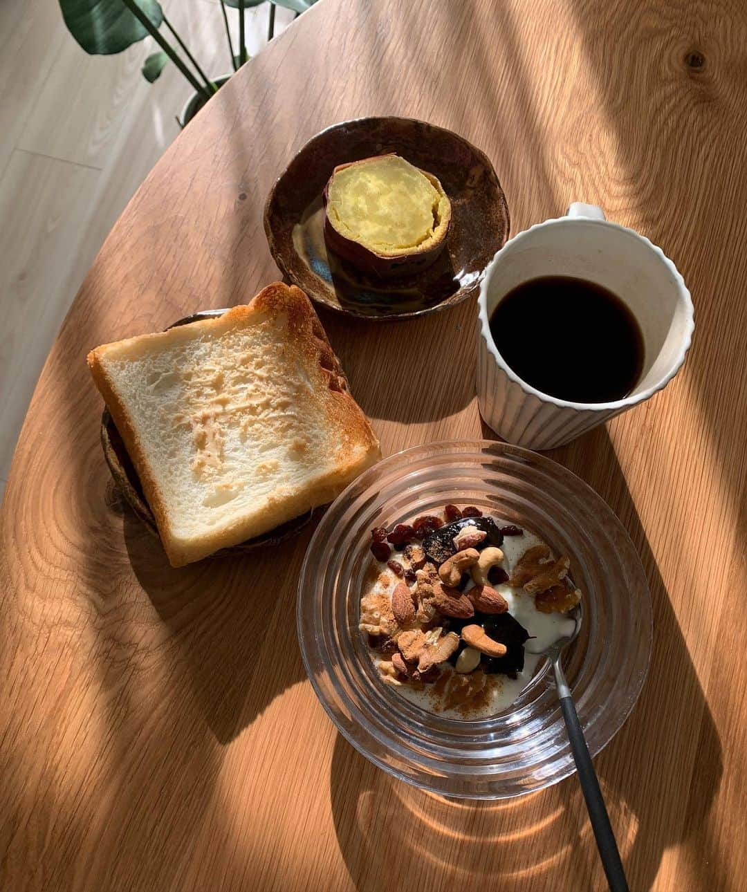 関絵理子さんのインスタグラム写真 - (関絵理子Instagram)「#breakfasttime   最近のあさごはん。 一年近くほぼ毎日このメニュー😊🌱(パンはあったりなかったり)最近、そこにさつま芋が加わりました。  さつま芋、美味しくて体に良い作用もたくさんあるようで!(調べてみた)しばらく芋ブームが続きそう🍠😊  ・ ・ ・  #朝食メニュー #食パン #さつま芋 #無糖ヨーグルト #ナッツ #ドライフルーツ#毎日の習慣 #朝ごはん記録 #朝時間 #コーヒータイム #ハンドドリップコーヒー #益子焼 #mybreakfast #coffeelover☕️ #아침식사 #집카페」1月21日 11時25分 - erikopanda