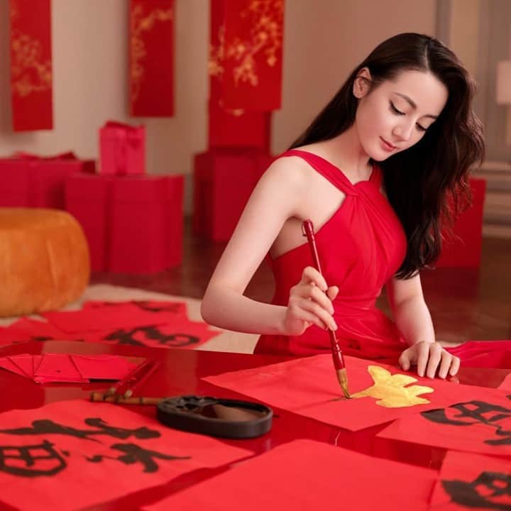 Clarins Canadaのインスタグラム：「On this year's Chinese New Year, draw your dream beauty with Clarins!✨⁣ __________⁣ En ce Nouvel An Chinois, faites que vos rêves beauté deviennent réalité avec Clarins !✨⁣ .⁣ .⁣ .⁣ #Clarins #ItsAllAboutYou #ClarinsSkinCare #ChineseNewYear」