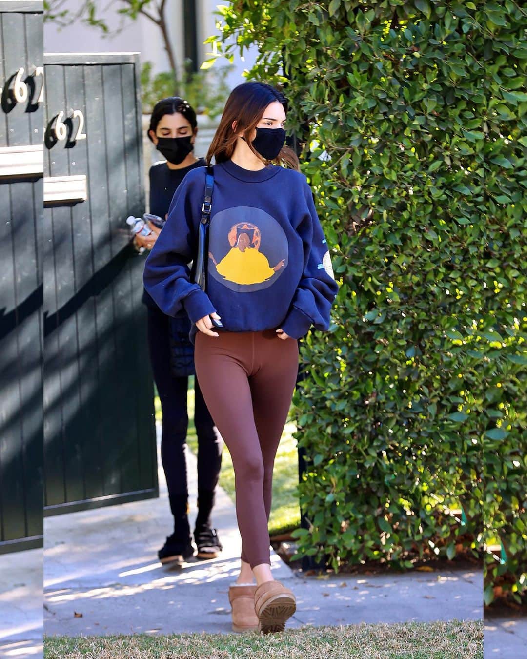 Just Jaredさんのインスタグラム写真 - (Just JaredInstagram)「Kendall Jenner wears some comfy slippers while leaving a friends house in LA #KendallJenner Photos: Getty」1月21日 11時33分 - justjared