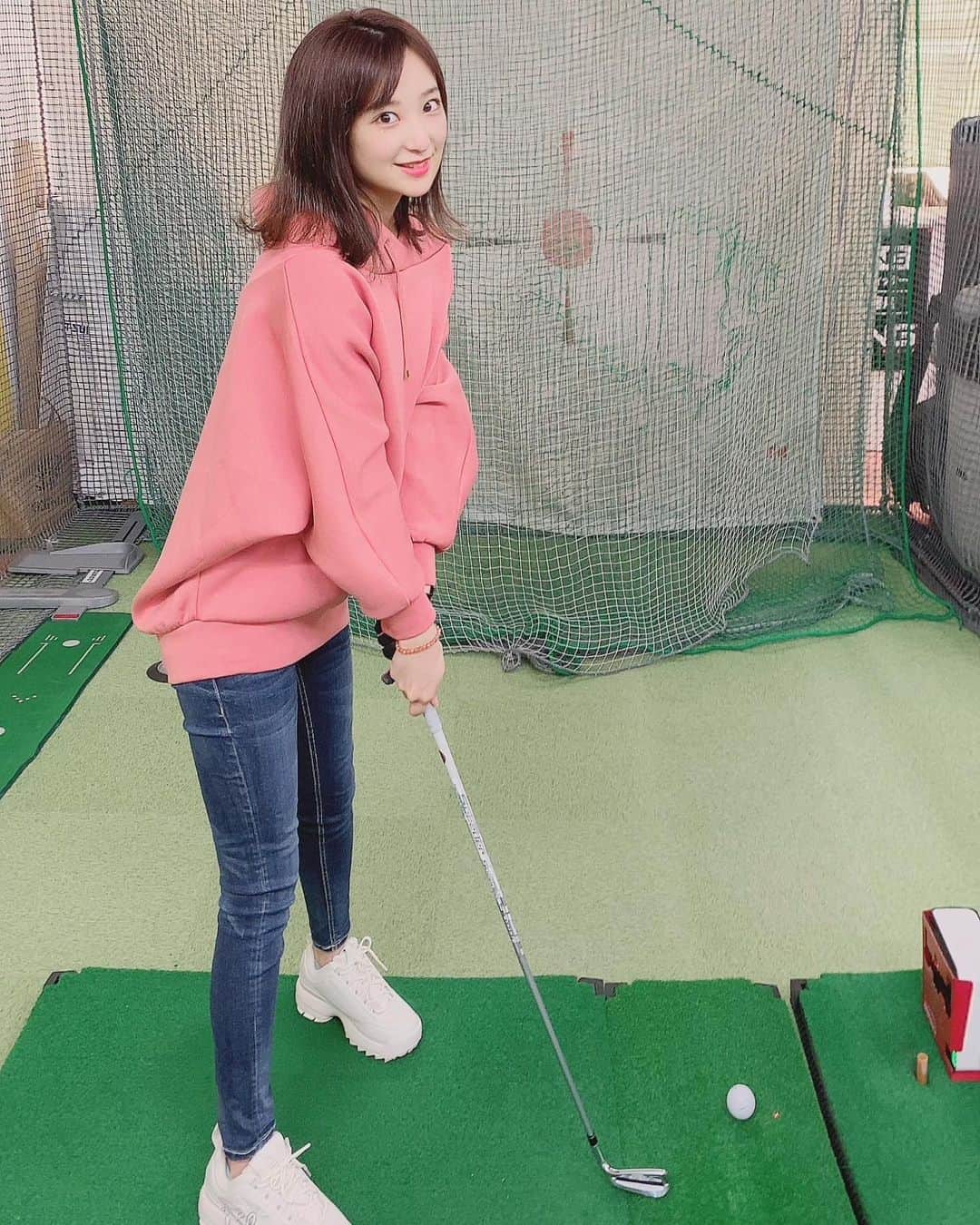 ミクのインスタグラム：「. . 家族の影響で、 まだ始めて間もなくて下手だけど、 楽しくてスカッとする🏌️‍♀️  最後の一回だけマスク外して 先生に動画を撮って貰った♪♪ .  . 　#ゴルフ練習 #ゴルフレッスン #ゴルフ　#ゴルフ初心者　#golf #golfgirl #fashion #vis #moussy #filashoes #taylormade #골프　#오오티디」