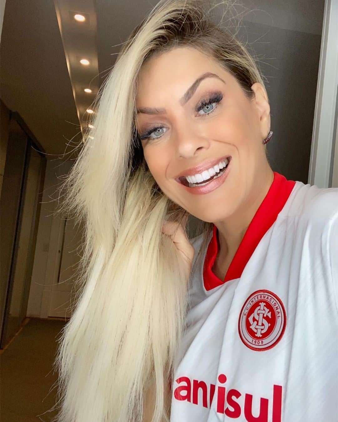 レナータ・ファンのインスタグラム：「Lider outra vez! Abelão TE AMO!!!! @yurialberto com TRÊS gols foi o CARA!!!! E @ronaldogiovaneli  vai sofrer amanhã! Esperto foi  o @denilsonshow que tirou férias já sabia que tomaria cinco gols do Inter!!!! Estou louca! Nem digitar consigo! Feliz! Mas, vou comemorar hoje porque amanhã já pensarei no clássico! Agora, chora não meu amigo @marcoaureliooficial e vou dançar e festejar TE DEDICO @rafaelfan  Nesta Quinta cadeirão vestido vermelho muita felicidade e vou zoar mais que carnaval!!! Como diria Jorge Jesus ciiiiincum 😂😂😂😂 #inter #internacional #colorado #futebol #fútbol #bigfan #torcedora #vamointer #vamovamointer」