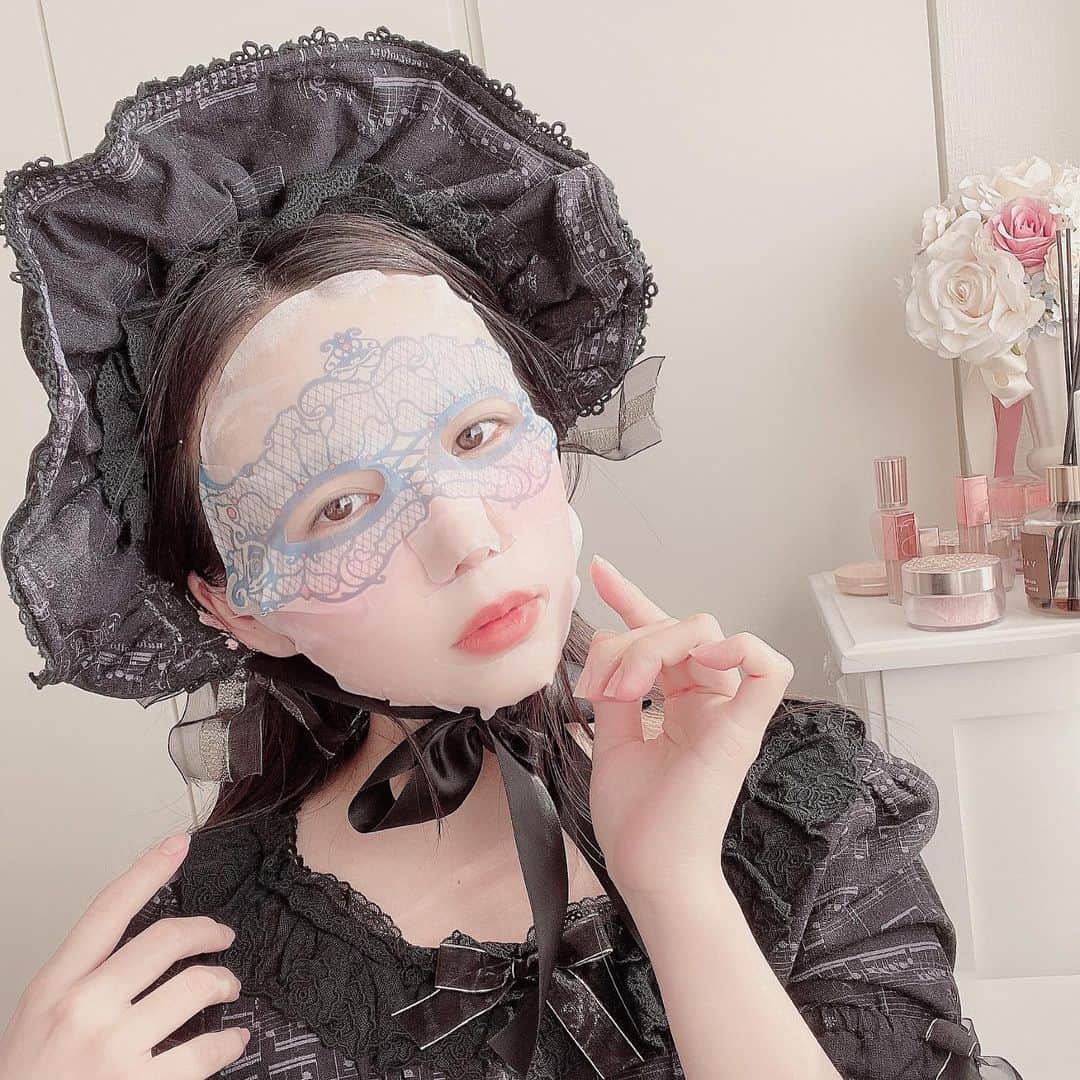 のインスタグラム：「青木美沙子ちゃんプロデュースの パックを頂きました☺️  マリーアントワネットが参加する 仮面舞踏会がテーマで かわいい成分配合なんだって♡  とっても素敵😌  産後のぼろぼろお肌も 潤いました♡  #フェイスパック」