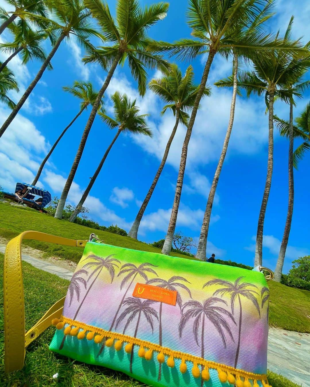 Moco Lima Hawaiiさんのインスタグラム写真 - (Moco Lima HawaiiInstagram)「New* Crossbody Bag Palm Trees, Made by Moco  コロナを吹き飛ばすくらい元気いっぱいのバッグを作ってみました！  オレンジビーサンに合わせて🧡  #コロナに負けるな#コロナウイルスが早く終息しますように#コロナに負けない#コロナに負けないぞ#元気いっぱい#元気#やる気#やる気スイッチ#自分次第#人生一度きり#人生#前進あるのみ#前進#選択#人生は選択の連続#モコリマ#モコリマハワイ#マイデザイン#モコリマオリジナル#vacay#vacation#vacationmode#vacaystyle#vacayvibes#bigisland#hawaii#mocolima#mocolimahawaii#mydesign#palmtrees」1月21日 11時37分 - mocolimahawaii