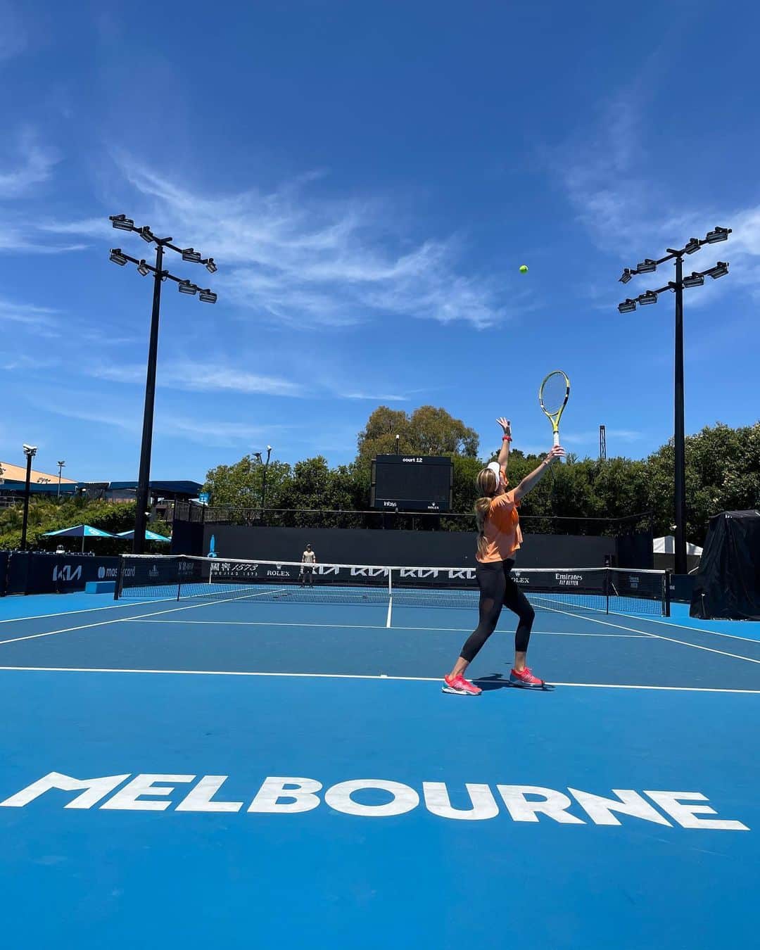 ダニエル・コリンズのインスタグラム：「Great day in Melbourne with my besties ☀️👨🏼👩🏻👱🏻‍♀️ Thank you @tennisaustralia and @craig_tiley for all of your hard work and giving us an opportunity to play at my favorite slam @australianopen 🎾🇦🇺」