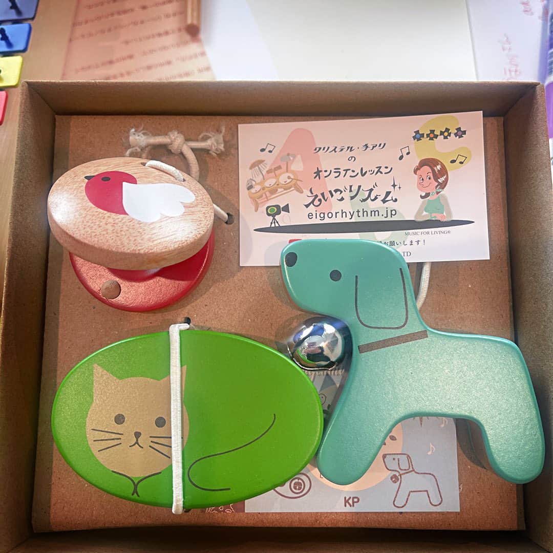 のインスタグラム：「music for livingさんの可愛い楽器♫ お買い上げいただくと私の似顔絵付きのカードが😆 えいごリズムYouTubeチャンネルへ飛べるよ！ 明日は犬のおまわりさんを英語でこの子達を使って歌います😜 ぜひ見てくださいね！」
