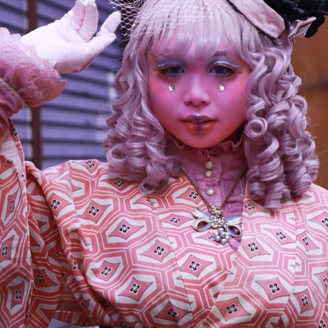 millnaさんのインスタグラム写真 - (millnaInstagram)「着物×ロリィタ×ピンク×人力車⁉︎ グラビア人力車の大沢風琴さんを 🎀ピンクピンクメイク&スタイリング🎀 させて頂きました🌸 Kimono×Lolita×Pink×Rickshaw⁉︎ I applied pink-pink makeup to Kazakoto Osawa, a gravure model and rickshaw puller.  大沢さんはグラビア活動もされる一方、浅草の街を人力車引いて駆け回る、ガチのはたらくプリンセス💗 ということで、ピンクピンクな私とはまた違うスタイリングにしたくて、代々引き継がれてきたというお着物からBabyのロリィタリボンそして人力車俥夫として使い込まれた足袋まで、大沢氏が生きてきたアイデンティティをしっかり可愛く🎀コーデに詰め込みました。 撮影もご一緒する中で、自然と浅草の人々に慕われている姿にキュンとしました🥰  Ms. Osawa is a gravure model and a rickshaw puller in Asakusa. I wanted to create a styling that was different from my usual pink-pink look. The kimono that Ms. Osawa says has been handed down from generation to generation, the Lolita fashion ribbons from the Baby, the stars shine bright brand, and the tabi socks that she used as a rickshaw puller. I styled Ms. Osawa's identity in a cute way.🎀  写真は、大沢風琴さんの個展（築地モグタコス・2月いっぱい）にて展示されるそうです！ フライヤー画像を要チェキ💘  💗  快く撮影協力くださり誠にありがとうございます！ 🍭ドライフラワーがかわいいメレンゲキャンディのお店　#浅草茶屋のおみやげ屋 ♨️壁画がすてきな足湯カフェ　#足湯カフェすくなひこな  💗  #lolitafashion × #kimono × #pink #ロリータファッション × #着物 × #ピンク #millnaPINKPINKrose  💗  #pinkhair#pinkdress#pinkpinkpink #japanesefashion#kawaiifashion#kawaii #個展#グラビア#人力車#築地#異色肌ギャル#浅草#asakusa #shironuri#ishokuhadagyaru#kawaiigirl #livingdoll#clowncore#makeup#makeupartist#makeover」1月21日 11時41分 - mi_te_yo
