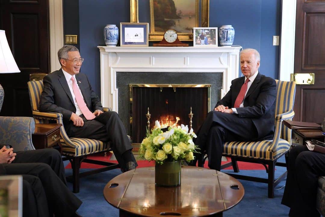 リー・シェンロンのインスタグラム：「Wrote to @potus Joe Biden and @vp Kamala Harris to congratulate them on their swearing-in yesterday. ⠀ ⠀ Mr Biden takes office at a time when many pressing challenges confront the US and the rest of the world, not least dealing with COVID-19. Strong American leadership will decisively contribute to our collective recovery, and the shape of the post-pandemic world. ⠀ ⠀ This US election was contentious and bitter. I wish Mr Biden every success in his endeavours to heal the divisions. National Youth Poet Laureate Amanda Gorman put it beautifully in her poem she recited at the inauguration: “So we lift our gazes not to what stands between us, but what stands before us. We close the divide because we know to put our future first, we must first put our differences aside. We lay down our arms so we can reach out our arms to one another, we seek harm to none and harmony for all.”⠀ ⠀ Singapore has been a long-standing strategic, defence and economic partner of the US. I look forward to working with Mr Biden and his Administration to strengthen America’s engagement of Asia and ASEAN. I hope to meet him face-to-face as soon as we are able to, either in Singapore or Washington DC. – LHL⠀ ⠀ (Catching up with then-Vice President Joe Biden during my visit to the White House in 2013. / PMO Photo by Alex Qiu)」