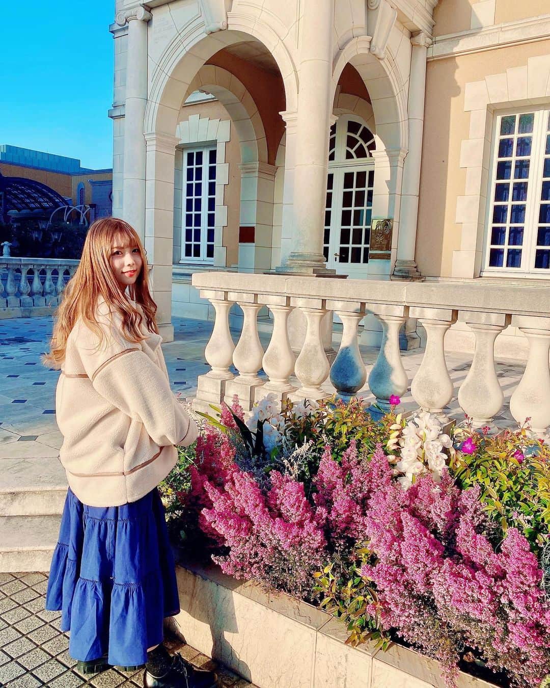 西村季里子のインスタグラム：「・  ハイトーンにしました🦁💛  2年ぶりの全頭ブリーチ⚡️⚡️ 綺麗に色が抜けてくれて嬉しい💗  これから色んな色を入れるのが 楽しみだな〜〜🤍💗💜🤍💗💜  #美容院#美容#ヘアカラー#ハイトーン #ハイトーンカラー #ブリーチカラー  #ブリーチ#全頭ブリーチ#ロングヘア #恵比寿#渋谷#ガーデンプレイス #follow#followｍe」