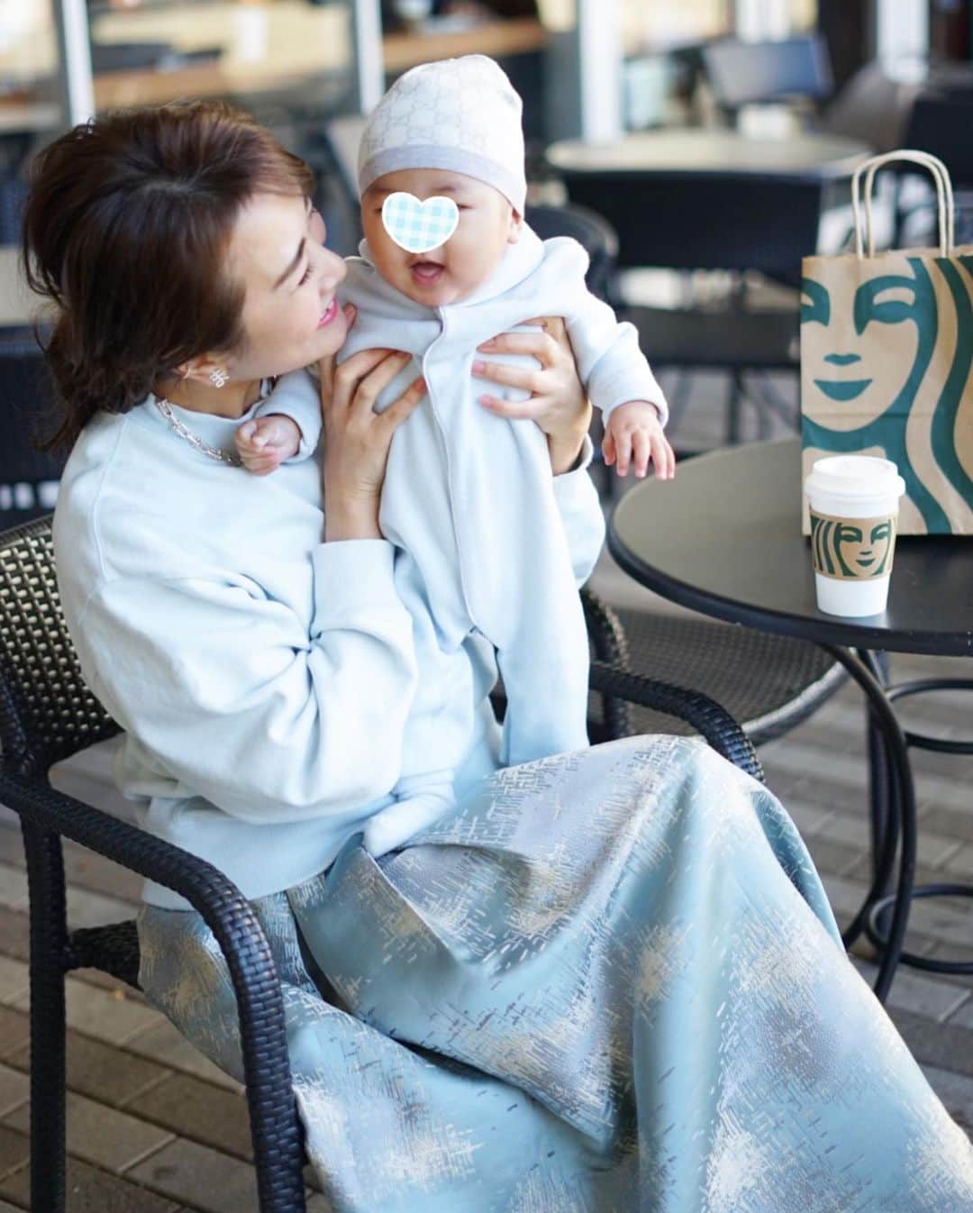 Mai Wakimizuさんのインスタグラム写真 - (Mai WakimizuInstagram)「暖かかったのでお外で束の間のtea time＼(^o^)／ここまでblueリンクになると思ってなかったけど、なったらなったで嬉しいやん♡笑 スタバの女神2人がめちゃくちゃカメラ目線。笑 #生後6ヶ月#男の子ベビー#男の子ママ」1月21日 11時47分 - wakkin__m