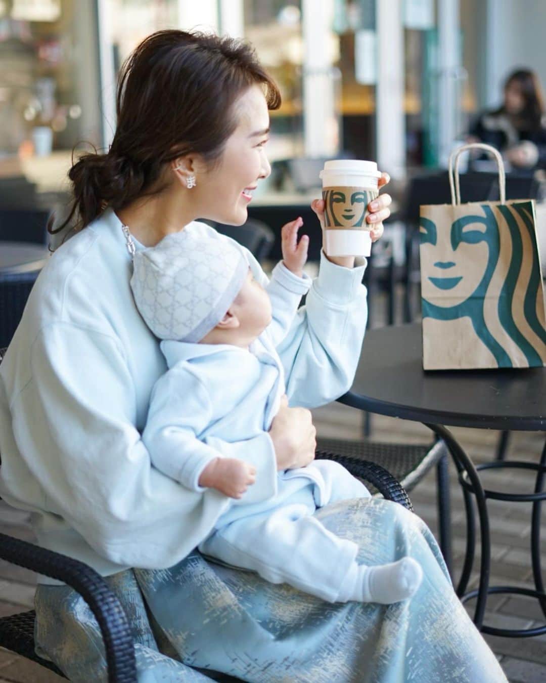 Mai Wakimizuのインスタグラム：「暖かかったのでお外で束の間のtea time＼(^o^)／ここまでblueリンクになると思ってなかったけど、なったらなったで嬉しいやん♡笑 スタバの女神2人がめちゃくちゃカメラ目線。笑 #生後6ヶ月#男の子ベビー#男の子ママ」