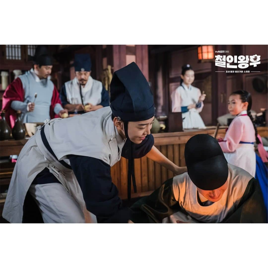 tvN DRAMA【韓国】さんのインスタグラム写真 - (tvN DRAMA【韓国】Instagram)「궁에서 도착한 스틸들 좀 보시오 (세상 소중) 입덕 거부는 거부하겠소 😘  매주 [토일] 밤 9시 tvN 방송 #조선중전영혼가출스캔들 #철인왕후 #MrQueen #신혜선 #김정현 #배종옥 #김태우」1月21日 11時59分 - tvn_drama