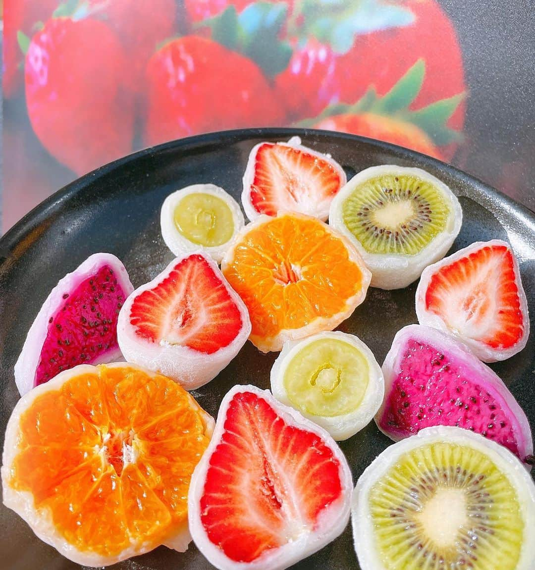 みき みーやんさんのインスタグラム写真 - (みき みーやんInstagram)「フルーツ丸かじり🍓🥝🍊👅 . 大阪 南森町にある フルーツ大福まる姫 @maruhime.daifuku 🙆‍♀️ . もう知ってる方も多いはず😏 甘い、フレッシュ、ジューシーな大きなフルーツを、 白餡と薄さ1㎜の求肥で包んだフルーツ大福❤ ﻿. カットする用の付属のヒモを使って 半分に切るんだけどね これが楽しくて楽しくてw どっちが上手く切れるか対決したけど 2人とも結構うまく切れちゃって勝負ならんかったw （みんなも勝負してみてね笑 . . どの大福も餡と求肥の甘さだけじゃなく フルーツの甘みが口いっぱいに 広がって何個でもいけちゃう🥺💕 . . 色鮮やかだからおうち時間が パッと華やぐ時間に…💕 みんなも食べてみてー🤤💕 . #フルーツ大福まる姫#フルーツ大福#大福#萌断#南森町#南森町グルメ#おうちじかん#大阪グルメ#大阪テイクアウト#テイクアウトグルメ﻿#谷町線#テイクアウトスイーツ#フルーツ大福専門店#japanesefood#丸ごと#大福#おうち時間#お家時間#フルーツ#フォトジェニックスイーツ#大阪スイーツ#osaka#映えスイーツ#飲食店応援#お持ち帰り#大阪天満宮#大阪天満宮グルメ」1月21日 11時59分 - mi_yan0101