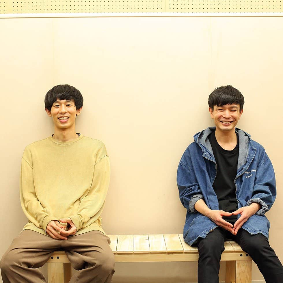 ローチケ（ローソンチケット）のインスタグラム：「#田中穂先 #小沢道成 #interview #夢ぞろぞろ #ローチケ演劇宣言 📝  「EPOCH MAN（エポックマン）」は俳優の小沢道成さんが出演のほか、作・演出・美術までも手掛ける演劇プロジェクト。小沢さんは2013年から精力的に、独創性豊かな一人芝居、二人芝居を生み出してきた。2019年初演の『夢ぞろぞろ』は駅のホームが舞台の二人芝居で、小沢さんが演じる“売店のおばちゃん”と、劇団「柿喰う客」の俳優・田中穂先さんが演じる会社員が、過去と現在を軽やかに行き来する。素早い演じ分けやダイナミックな時空の変化など、演劇ならではの面白さが満載で大いに笑わせてくれる娯楽作だ。2021年2月の再演に向けて、気合い充分の二人に話を聞いた。  EPOCH MAN『夢ぞろぞろ』 作・演出・美術：小沢道成 音楽：オレノグラフィティ 出演：田中穂先（柿喰う客）　小沢道成 日程：2021/2/19(金)～2/28(日) 会場：下北沢・シアター711  ローチケではチケットを販売中🎫 チケット情報＆インタビュー記事は 「夢ぞろぞろ ローチケ」でネット検索📲  写真：moco」