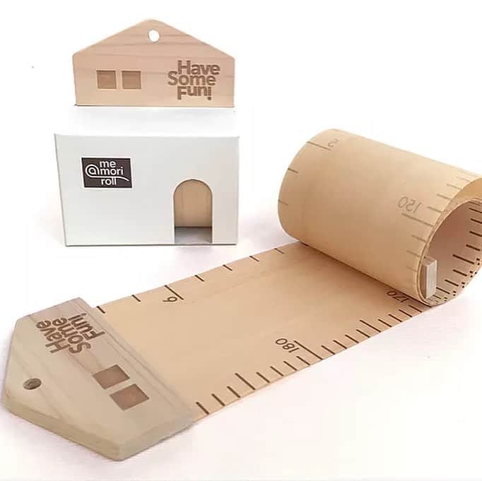 tocotocoさんのインスタグラム写真 - (tocotocoInstagram)「「me-mori roll」が再入荷しました✨﻿ ﻿ 引っ越しできる木の身長計「me-mori roll」＜Hinoki&Hinoki＞が再入荷しました！﻿ ﻿ 天然木からできていて、柱の代わりに身長や体重を記録しておけば子どもの成長を実感でき、お兄ちゃんやお姉ちゃん、お友だちと背くらべをすることも。﻿ ﻿ くるくる丸めて収納すると、かわいいサイズのお家の形になります。﻿ ﻿ https://market.tocotoco-mag.com/items/27015775﻿ ﻿ ・－・－・－・－・－・－・－・﻿ ﻿ 「me-mori roll」は、tocotocoのオンラインショップ「tocotocoマーケット」に掲載中です。﻿ ﻿ お買いものは、プロフィール(@tocotoco_mag）のリンク、または商品画像からどうぞ！﻿ ﻿ #havesomefun﻿ #メモリロール﻿ ﻿ #身長計 #成長 #引っ越し #木 #赤ちゃん #ベビー #こども #キッズ #ママ #パパ #親子 #家族 #子育て #育児 #tocotoco #オンラインショップ #プレゼント #ギフト #出産祝い #新築祝い」1月21日 12時06分 - tocotoco_mag