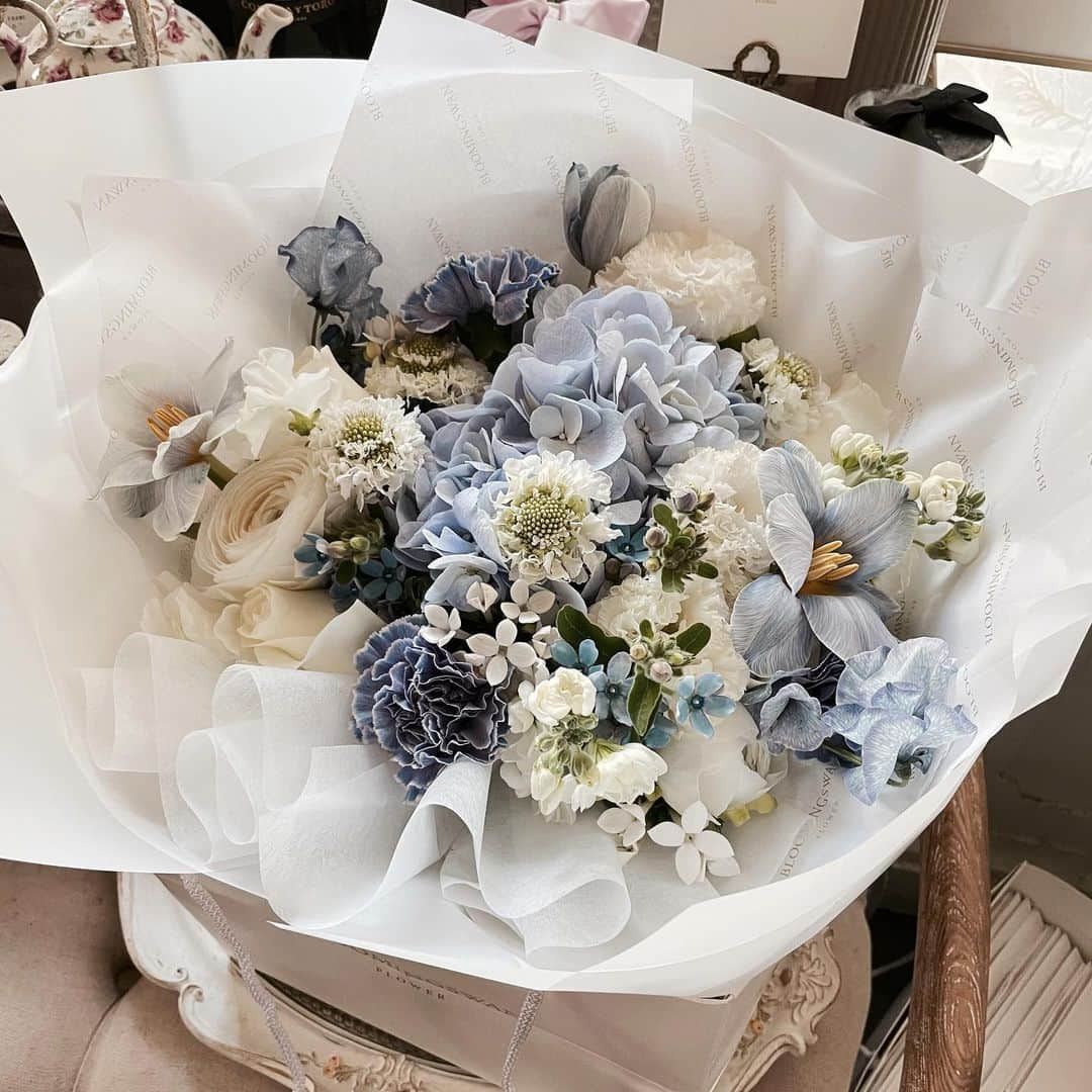 Florist.janeさんのインスタグラム写真 - (Florist.janeInstagram)「블루블루한 #블스꽃다발 💙💙  . . . . . . . .  👆🏻블스 주문건 경우 배송료는 모두 별도 입니다. . ✌🏻배송 시간은 매번 달라지는 교통 상황에 따라 정각에 맞출  수 없으며 대략적인 시간대에 배송해드립니다.(ex 1시-2시)  👌🏻상품 문의시 원하시는 작품 캡쳐후 문의주시면 빠르게 답변도와드리겠습니다💕  🤟🏻매번 달라지는 꽃 시장 상황에따라 샘플 사진과 100% 동일하게 제작은 어렵습니다. 최대한 비슷하게 또는 사진 보다 더욱 예쁘게 제작해드리니 전적으로 플로리스트 의견을 믿어주세요 🙏🏻  .  . . . . #블루밍스완 #꽃스타그램 #일상 #선물스타그램 #연예인서포트 #서포트 #꽃다발 #꽃다발선물 #꽃다발주문 #꽃선물 #선물추천 #연예인꽃다발 #플라워레슨 #flowers #와이프생일 #와이프선물 #결혼기념일 #기념일선물 #부모님선물 #생신선물 #생일선물 #강남꽃집 #강남꽃배달 #꽃배달 #청담동꽃집 #논현동꽃집 #프로포즈 #프로포즈꽃다발」1月21日 12時06分 - jane.florist