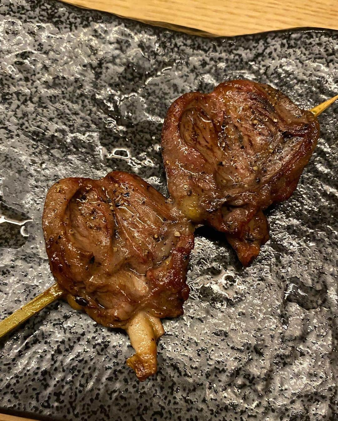 yuiさんのインスタグラム写真 - (yuiInstagram)「. . 伊丹の名店　@itami_torigen へ♡ . ランチタイムでしか食べれない、人気の🍜が、 今だけ残っている日はなんと夜でも頂けるそうで😍❤️ . 念願のラーメン🍜を頂けました😍❤️ . ラッキー🤞🤞🤞❤️ . 今の時期は5000円のコースのみだそうです。大満足🐷 .  . #やきとり鳥源#鳥源#やきとり#伊丹やきとり#yuiログ」1月21日 12時09分 - yuiram