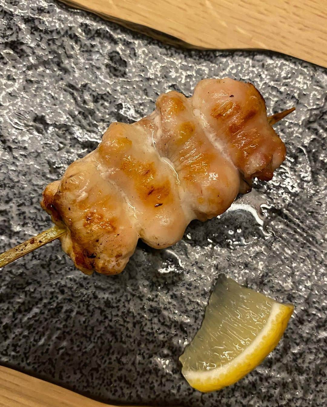 yuiさんのインスタグラム写真 - (yuiInstagram)「. . 伊丹の名店　@itami_torigen へ♡ . ランチタイムでしか食べれない、人気の🍜が、 今だけ残っている日はなんと夜でも頂けるそうで😍❤️ . 念願のラーメン🍜を頂けました😍❤️ . ラッキー🤞🤞🤞❤️ . 今の時期は5000円のコースのみだそうです。大満足🐷 .  . #やきとり鳥源#鳥源#やきとり#伊丹やきとり#yuiログ」1月21日 12時09分 - yuiram