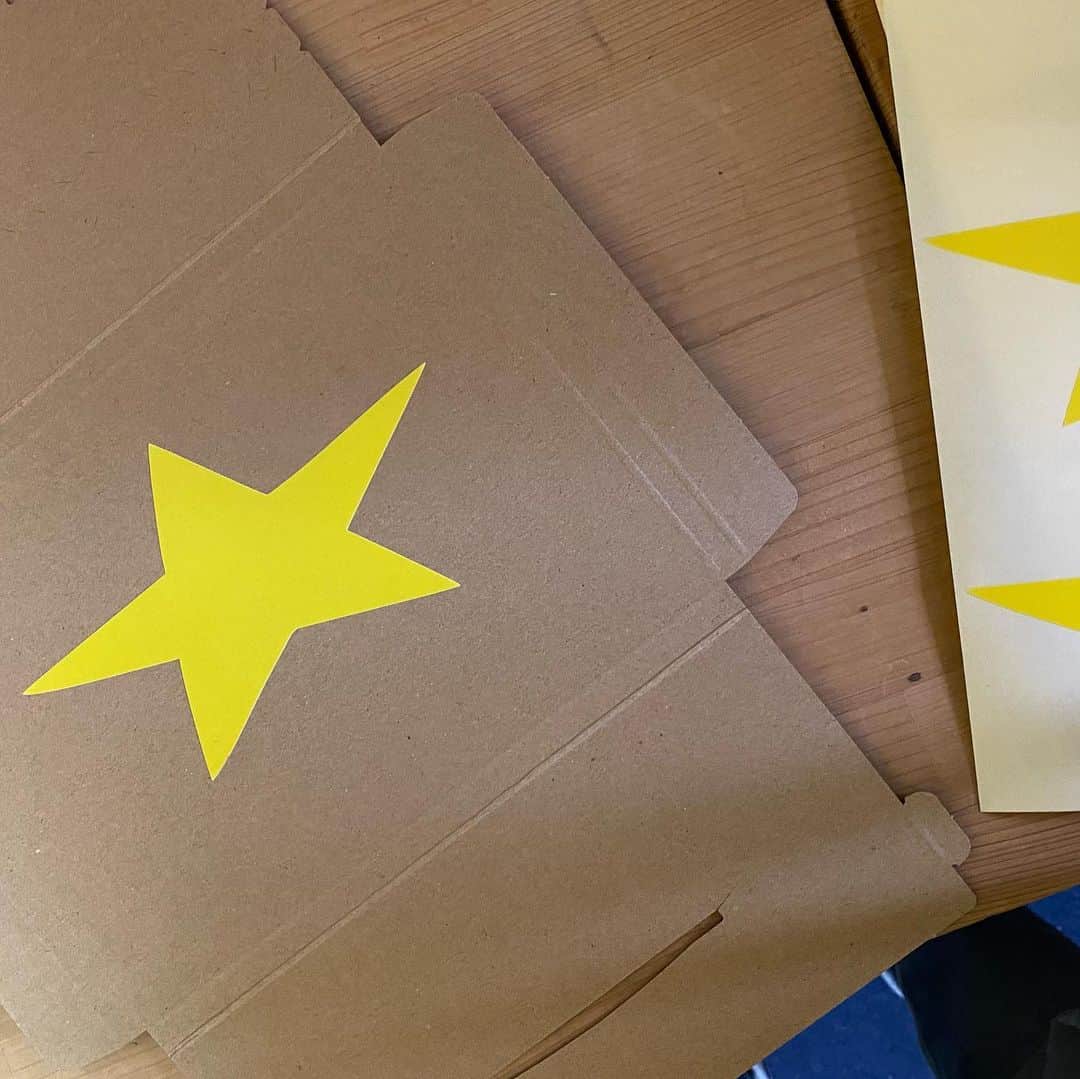 のインスタグラム：「『CRAFT WORKS 2』  今回も初回パッケージはメンバーがスタンプしてます。これは作業ではなく作品の一部です。たくさんのご注文ありがとうございます。愛を込めてスタンプを。引き続きONLINE  SHOPでご予約受付中です。プロフィールからどうぞ。」