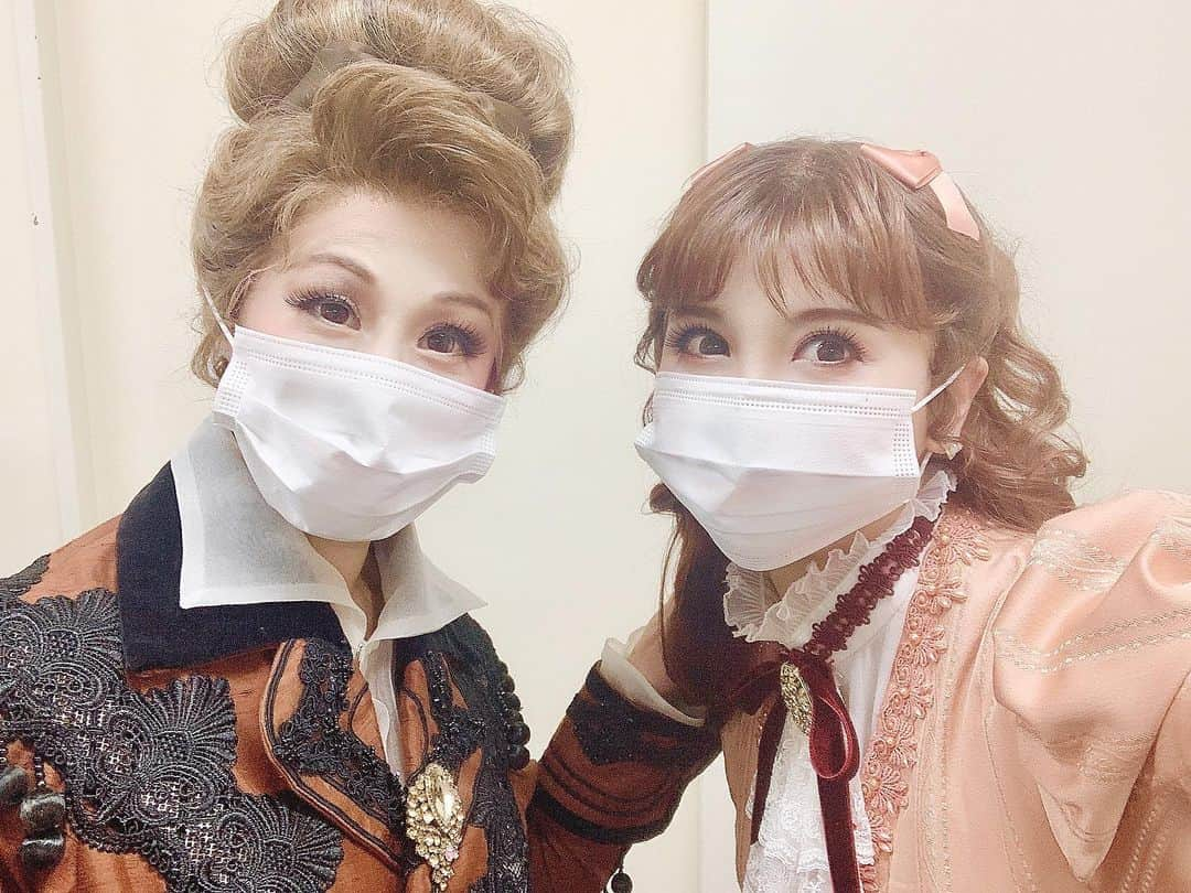 姫歌ひな乃さんのインスタグラム写真 - (姫歌ひな乃Instagram)「. マーゴット🤨🎀のママ🤱  ママは色々教えてくれます🥺  ママに憧れてパワーストーンに興味持ったのは内緒🤫🤫🤫🎀  #ポーの一族 #トワイライト家 #エレン #マーゴット #梅田芸術劇場」1月21日 12時14分 - hitomi_tomashino